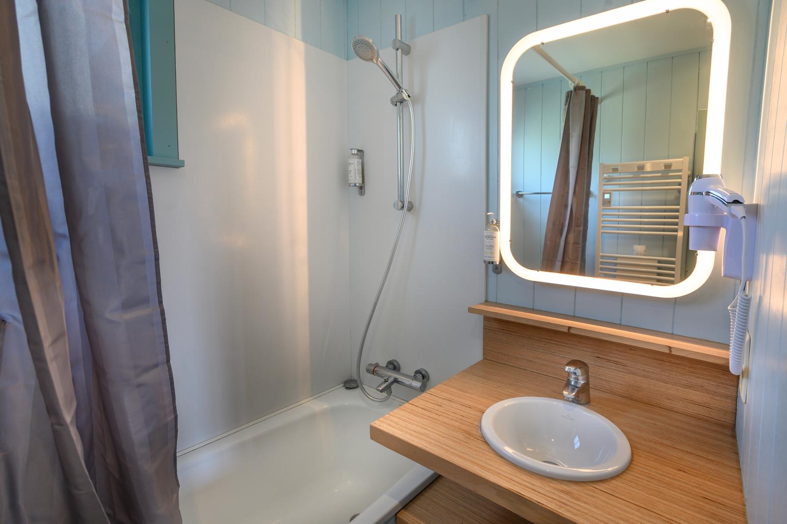 Grand-Laviers : Domaine du Val - salle de bain