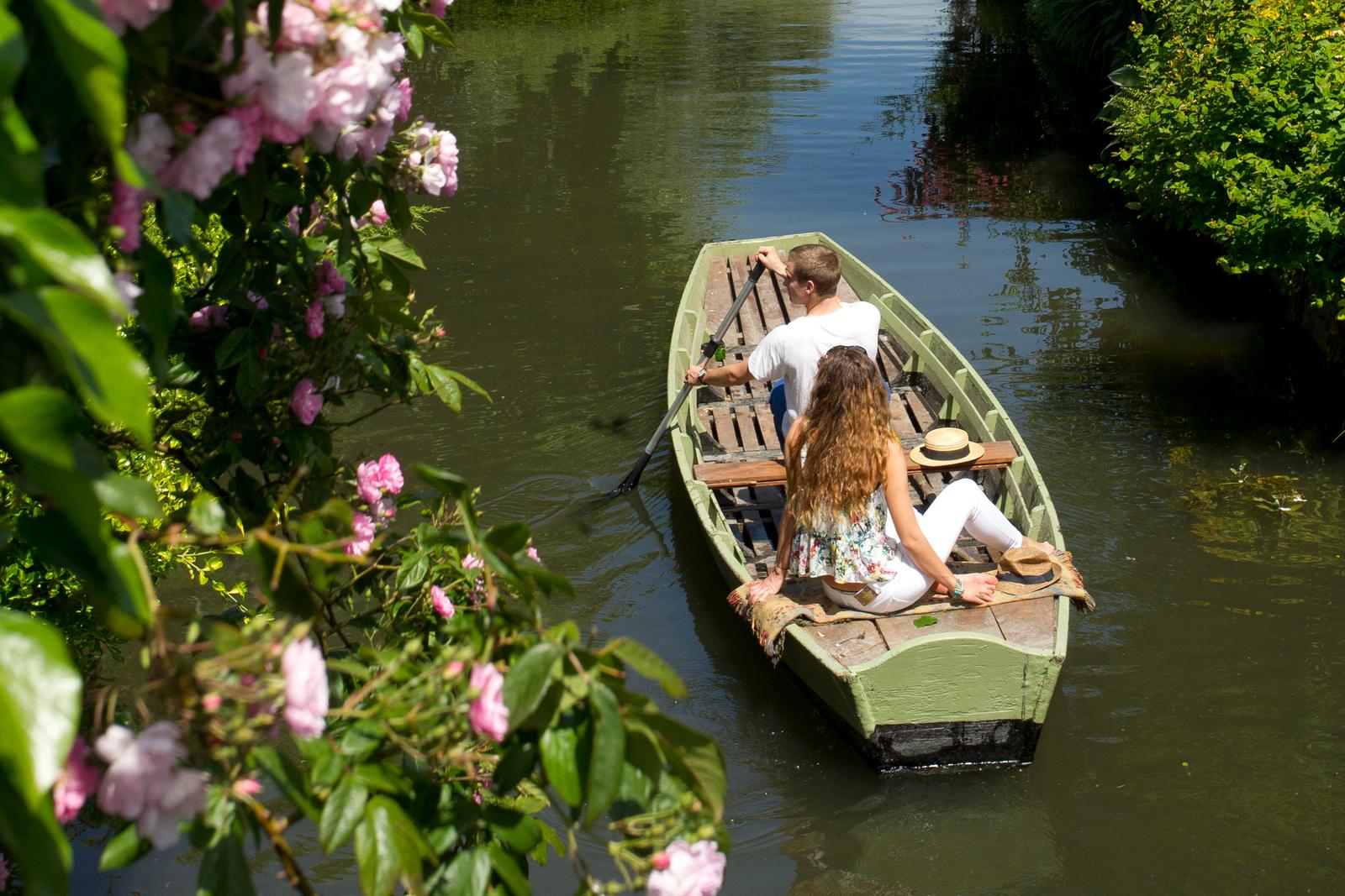 Amiens : couple en barque dans les hortillonnages 03