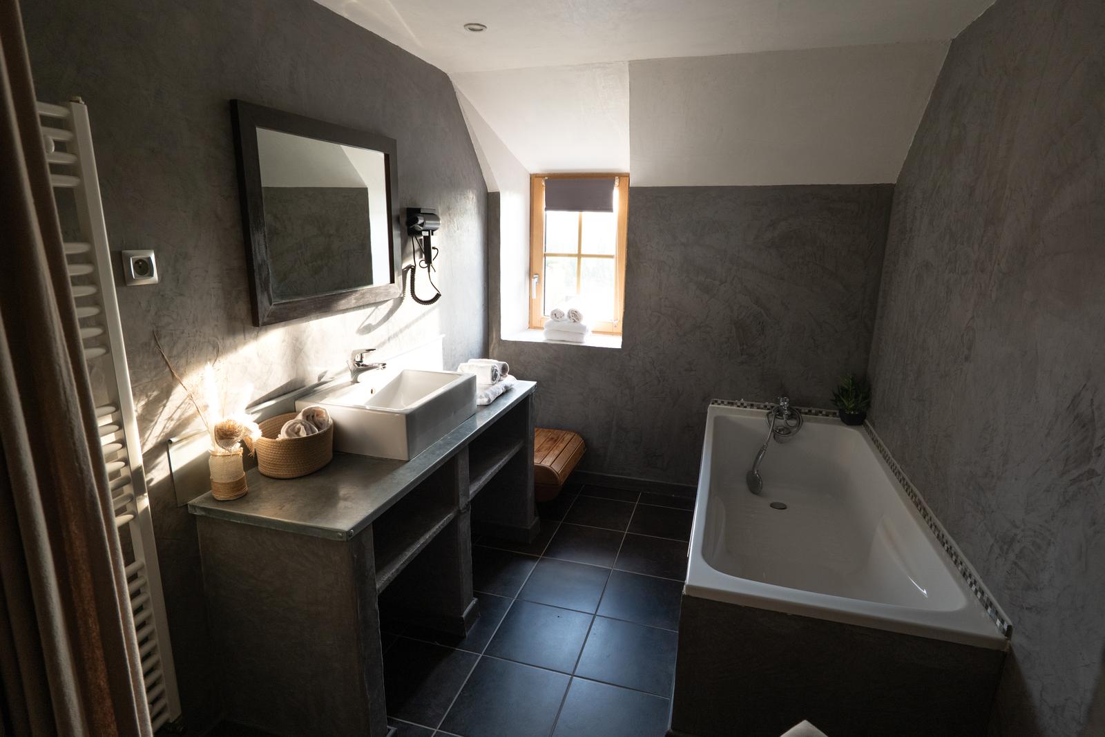 Wierre-Effroy : Ecodomaine le Verin - salle de bain pigeonnier