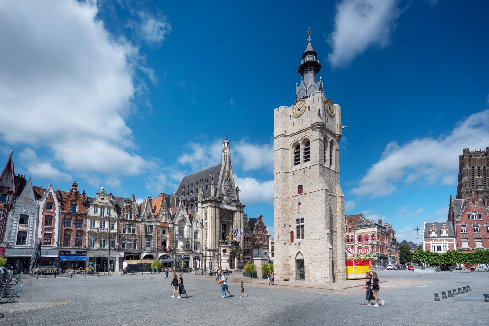 Béthune : Grand-Place le Beffroi