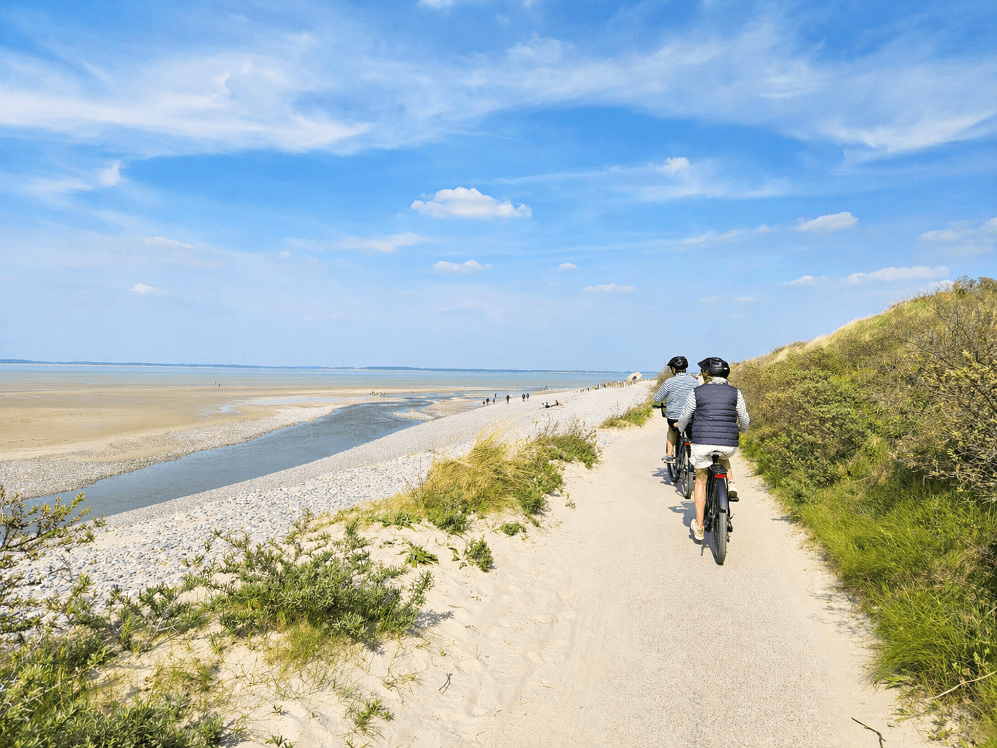Cayeux-sur-Mer : cyclistes sur la Route Blanche 01 bis