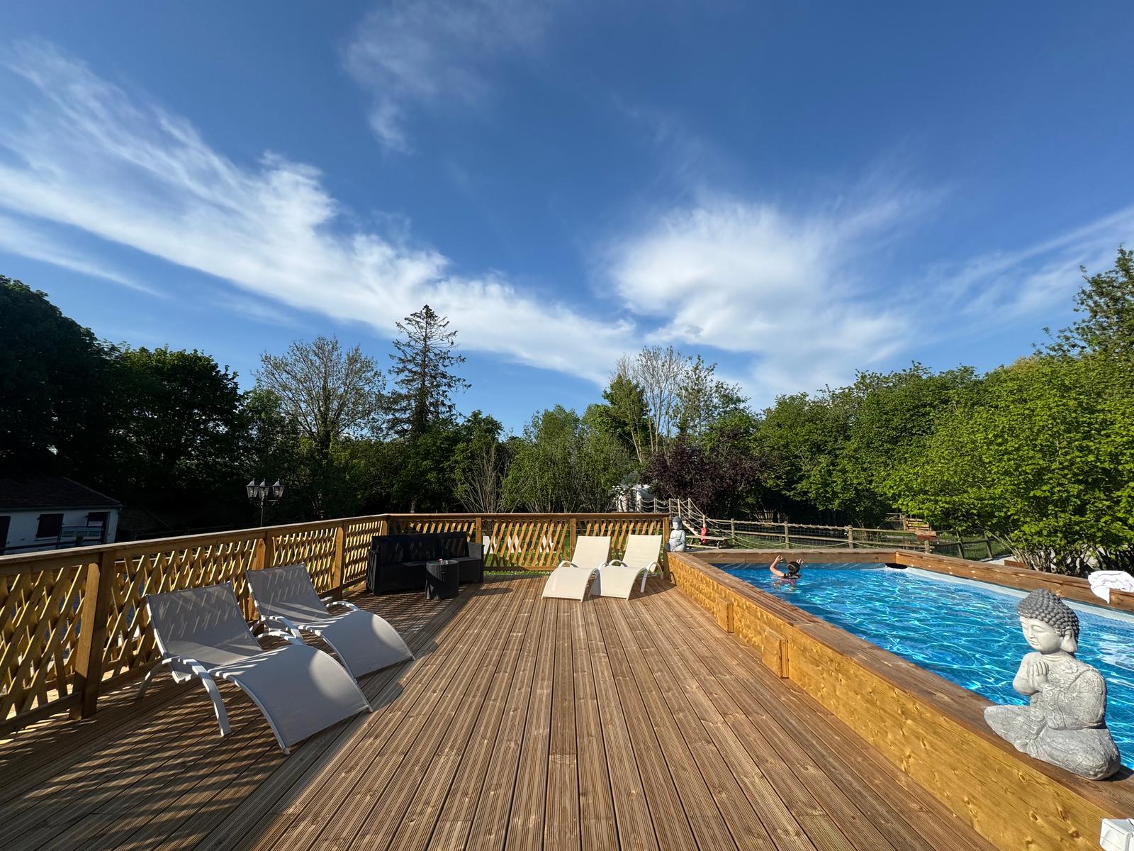 Crécy-sur-Serre : piscine extérieure au Domaine du Pré Dieu 02