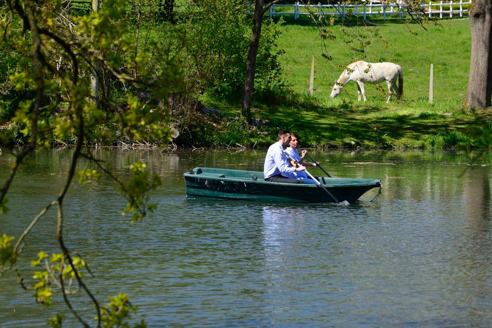 Maissemy : Domaine de Vadancourt - couple en barque 03