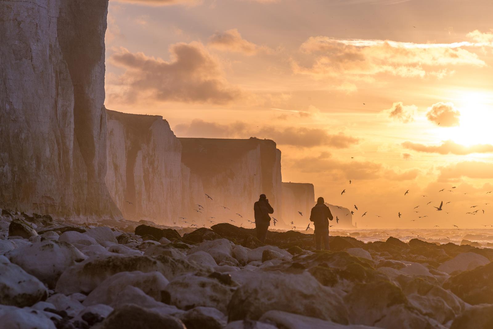 Ault : couple au pied des falaises au coucher du soleil