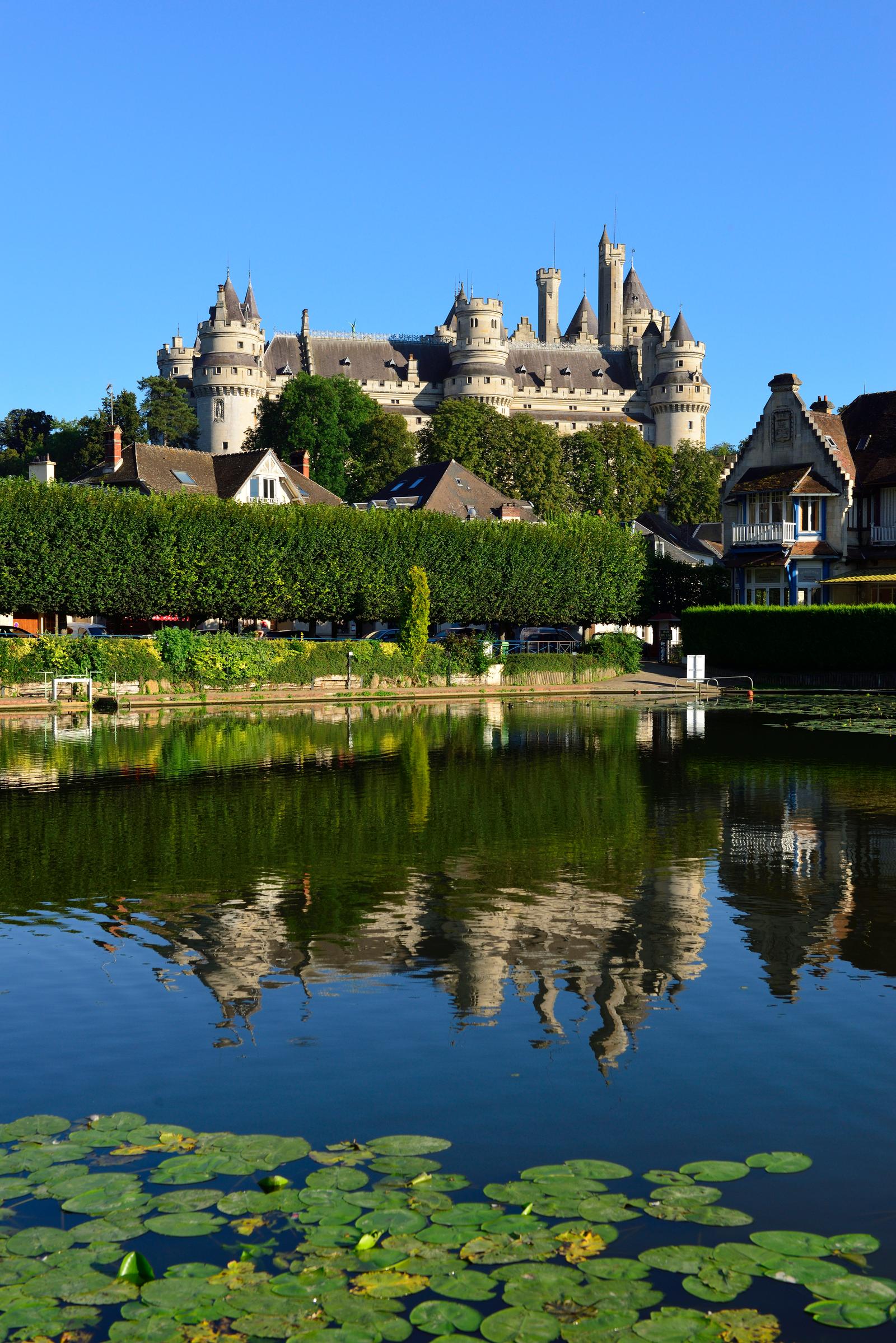 Pierrefonds : château vu du lac