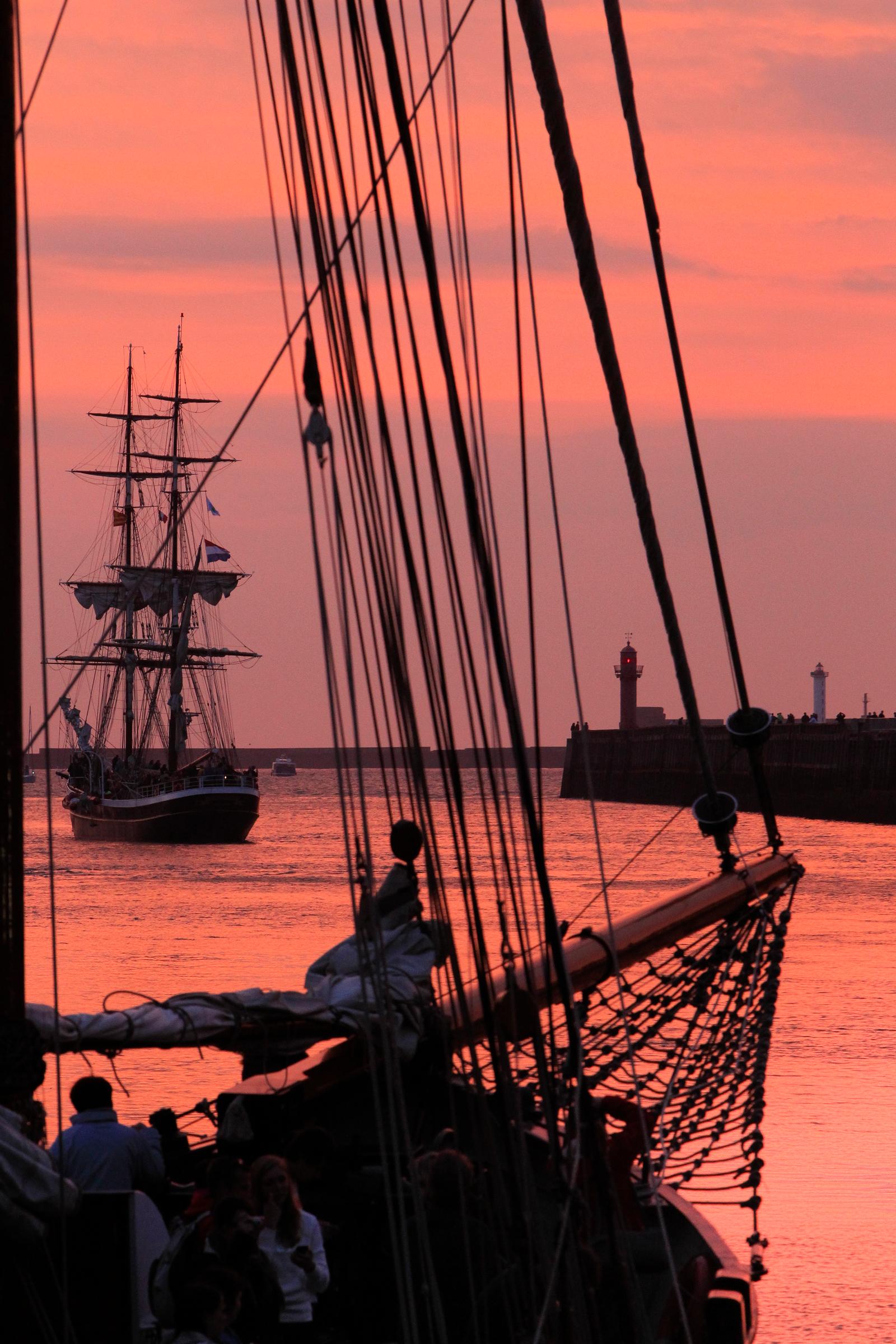 Boulogne-sur-Mer : les fêtes de la mer, bateaux au crépuscule