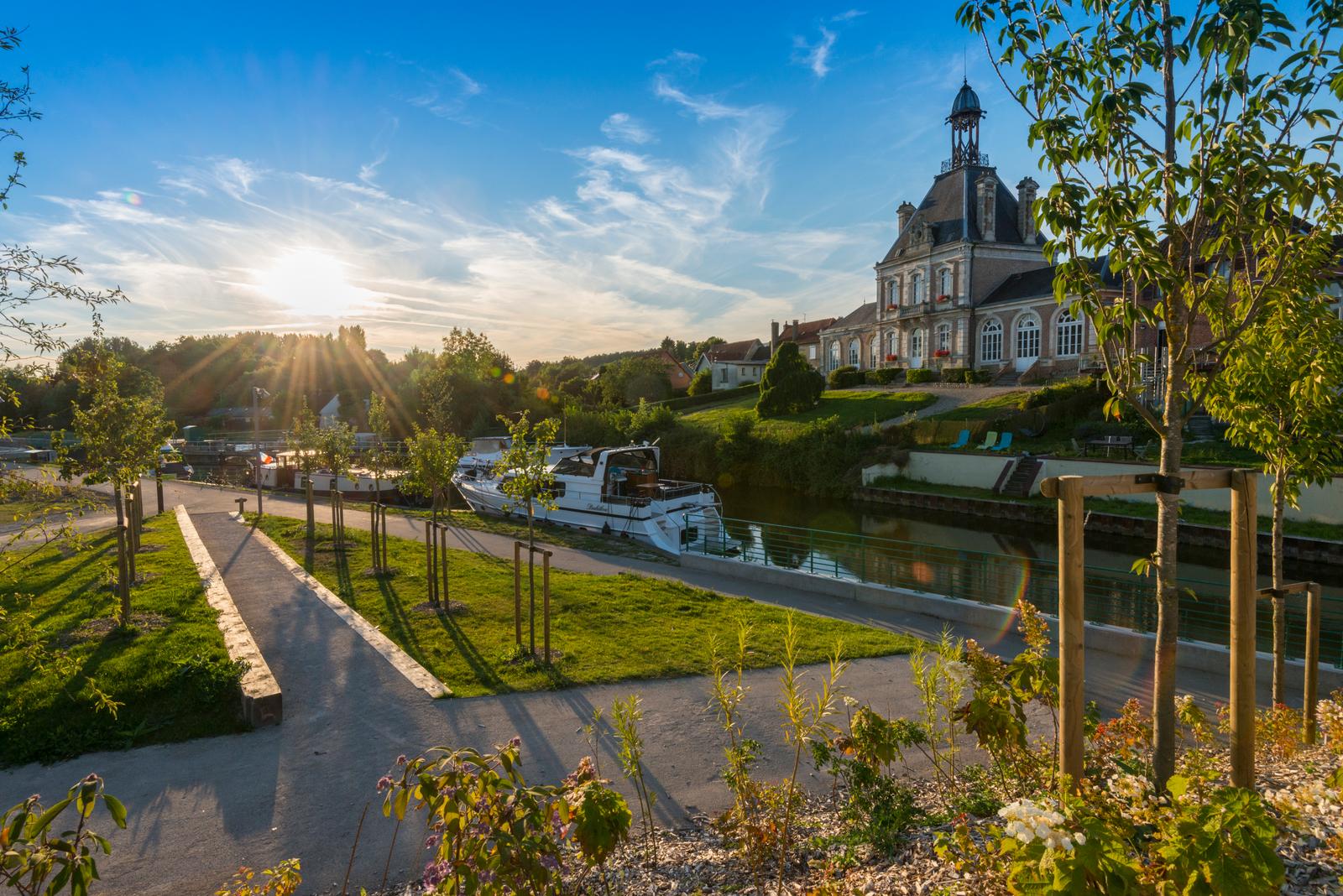 Long : la mairie au bord de la Somme