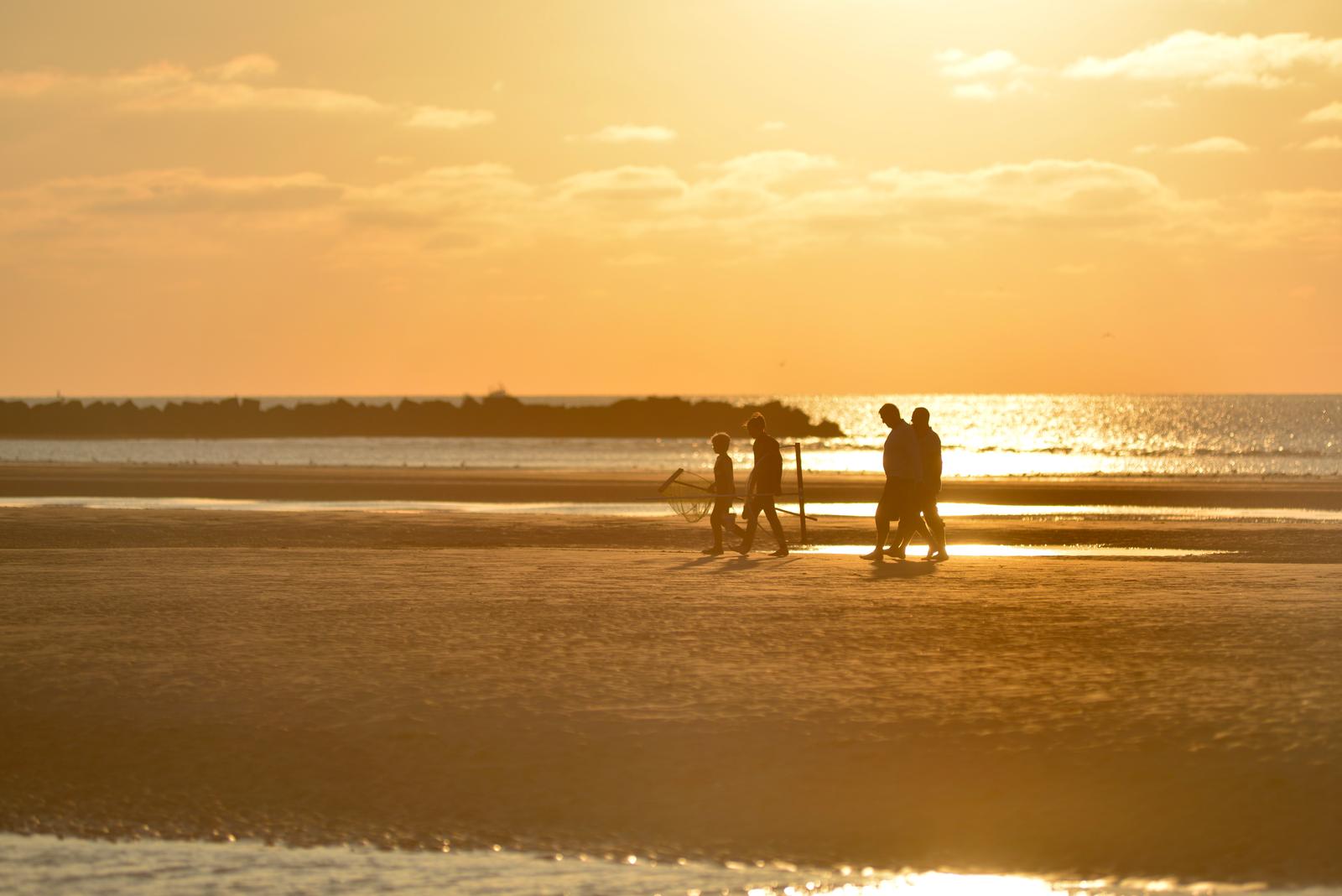 Dunkerque : balade sur la plage au soleil couchant