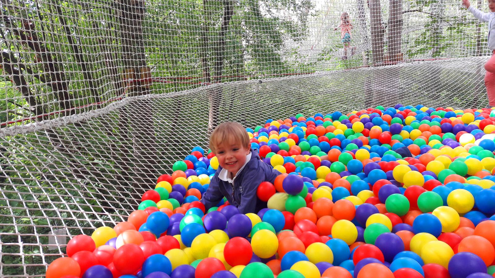 Ailly-sur-Noye : enfant dans une piscine à balles