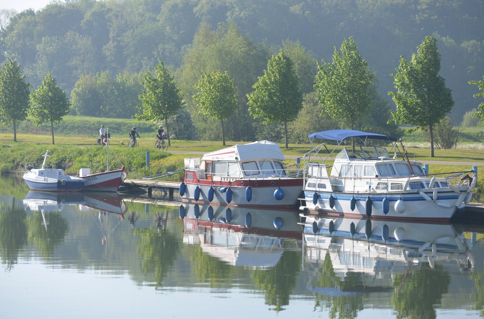 Somme : cyclistes sur le chemin de halage et bateaux amarrés