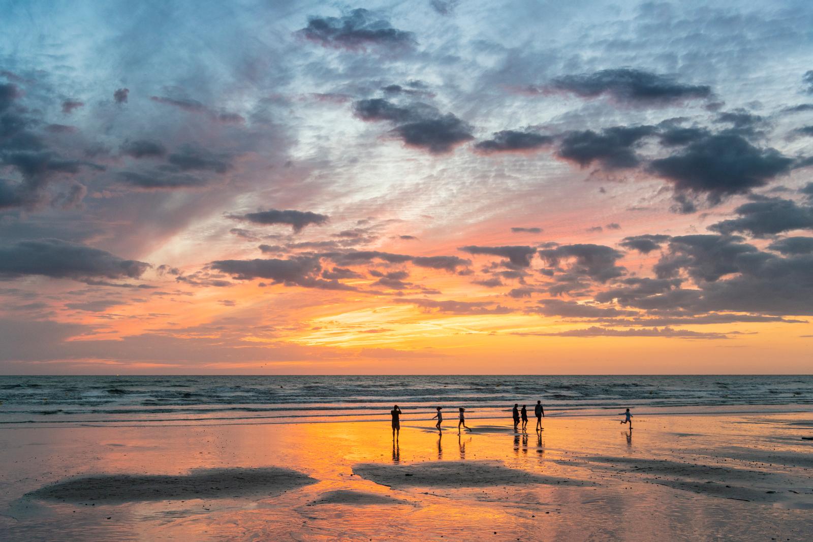 Ault : amis au coucher du soleil sur la plage