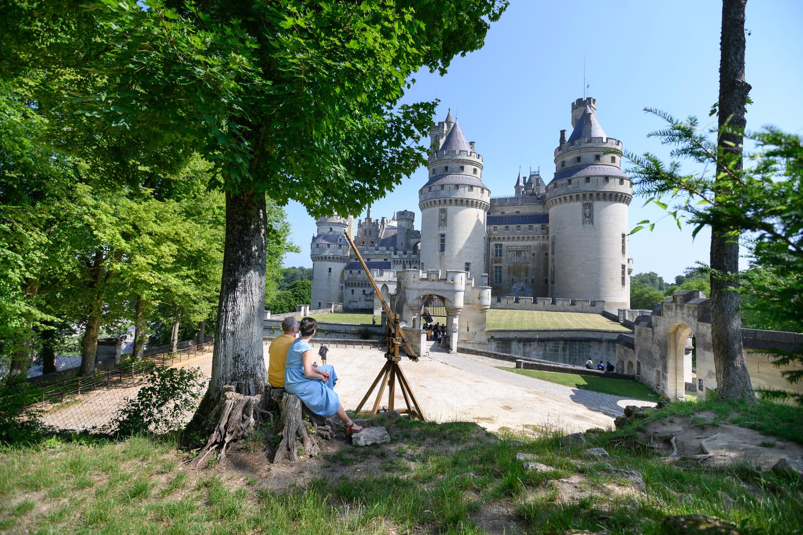 Pierrefonds : couple admirant le château