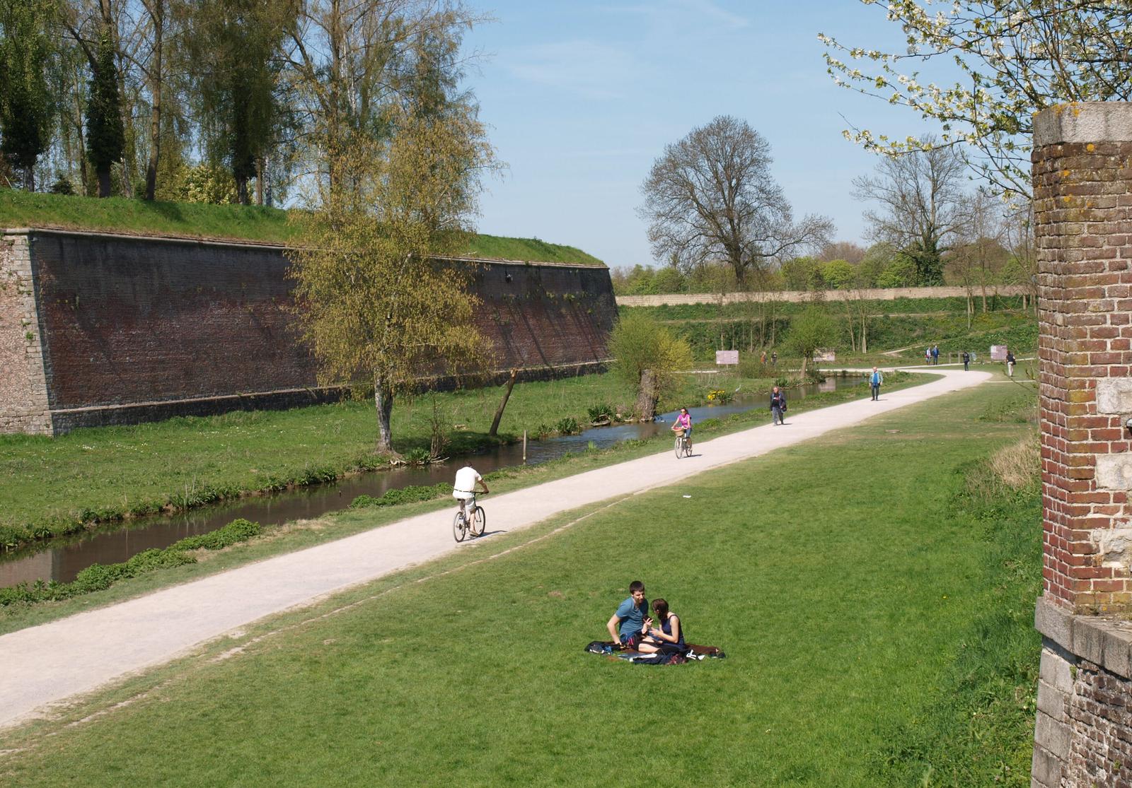 Lille : promeneurs dans les remparts de la Citadelle
