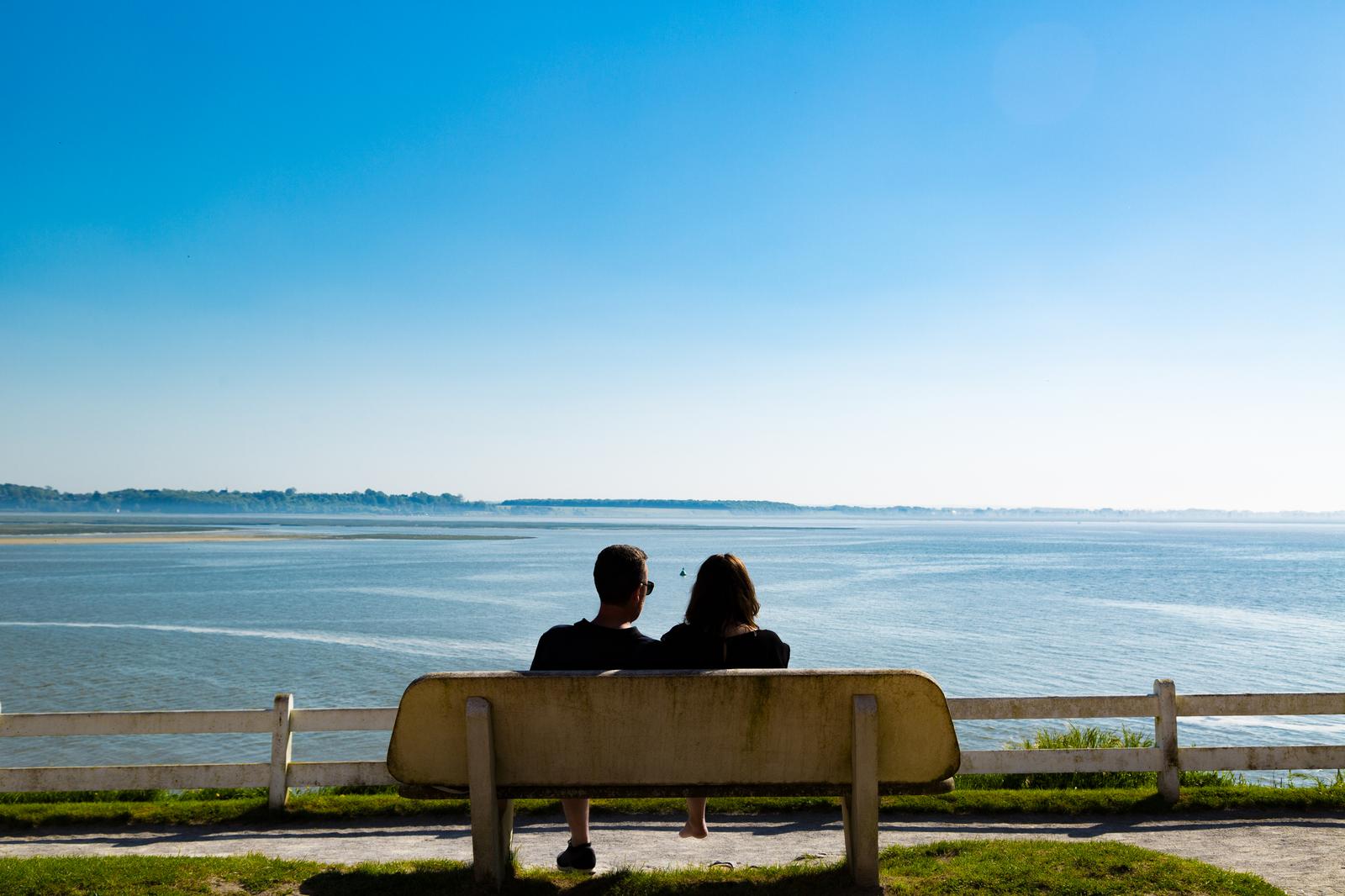 Le Crotoy - Couple face à la baie sur un banc