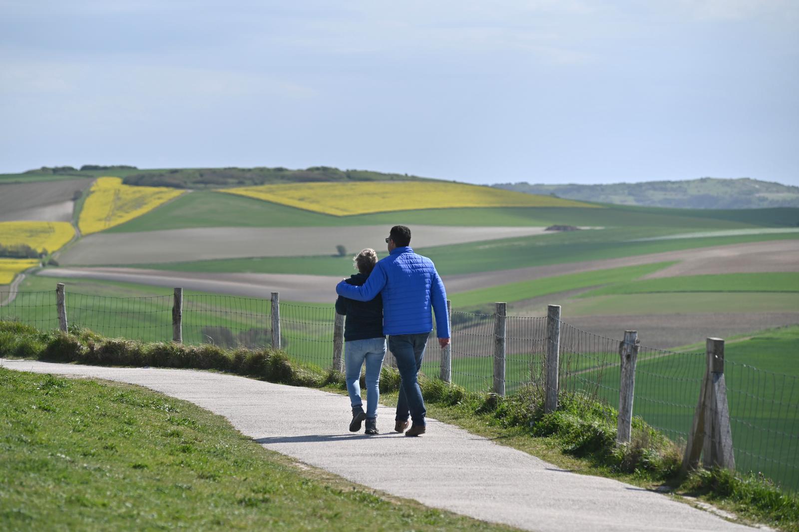 Couple en promenade au Cap Blanc Nez