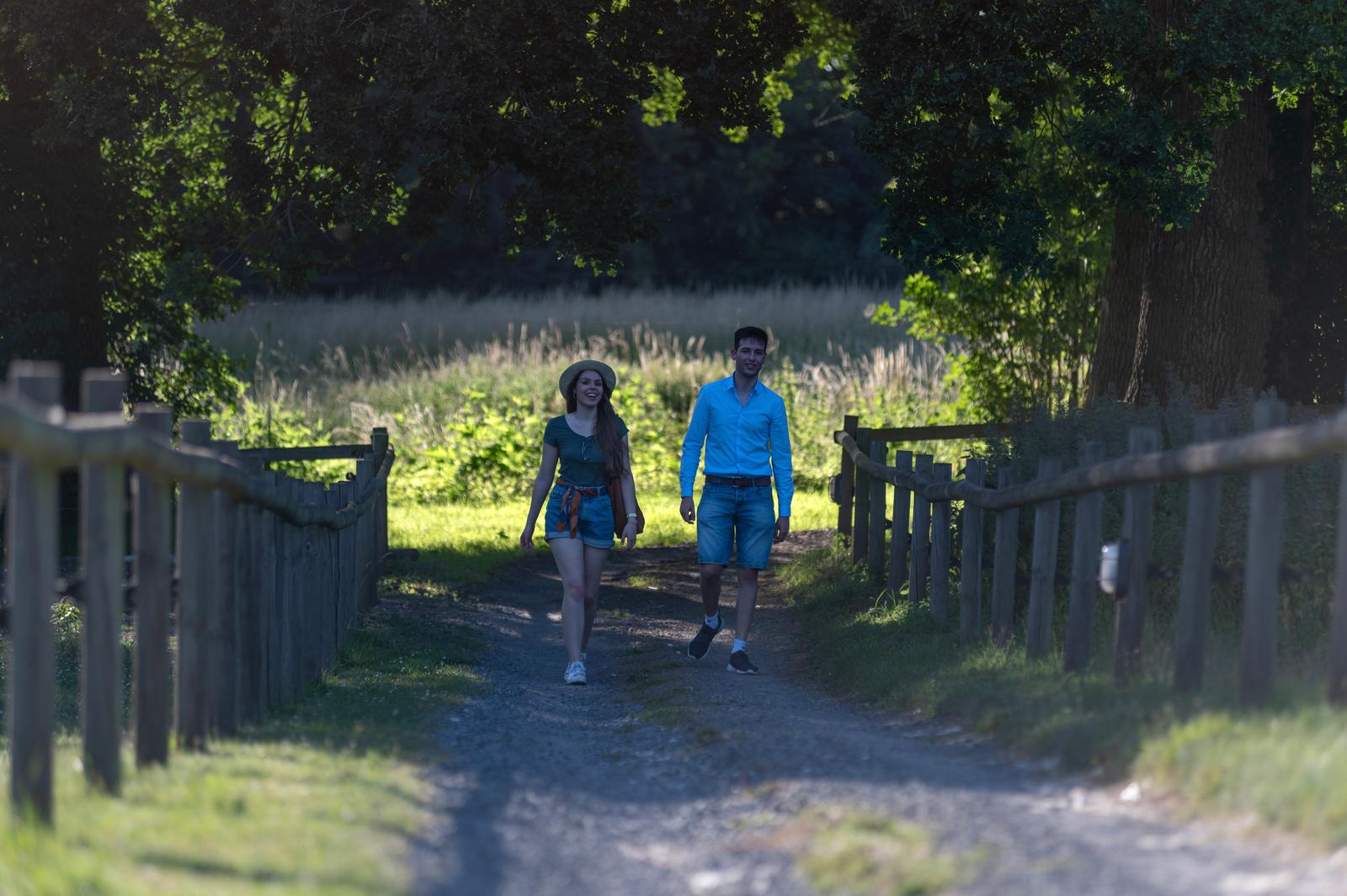 Port-le-Grand  : Château des Tilleuls, couple au camping 02