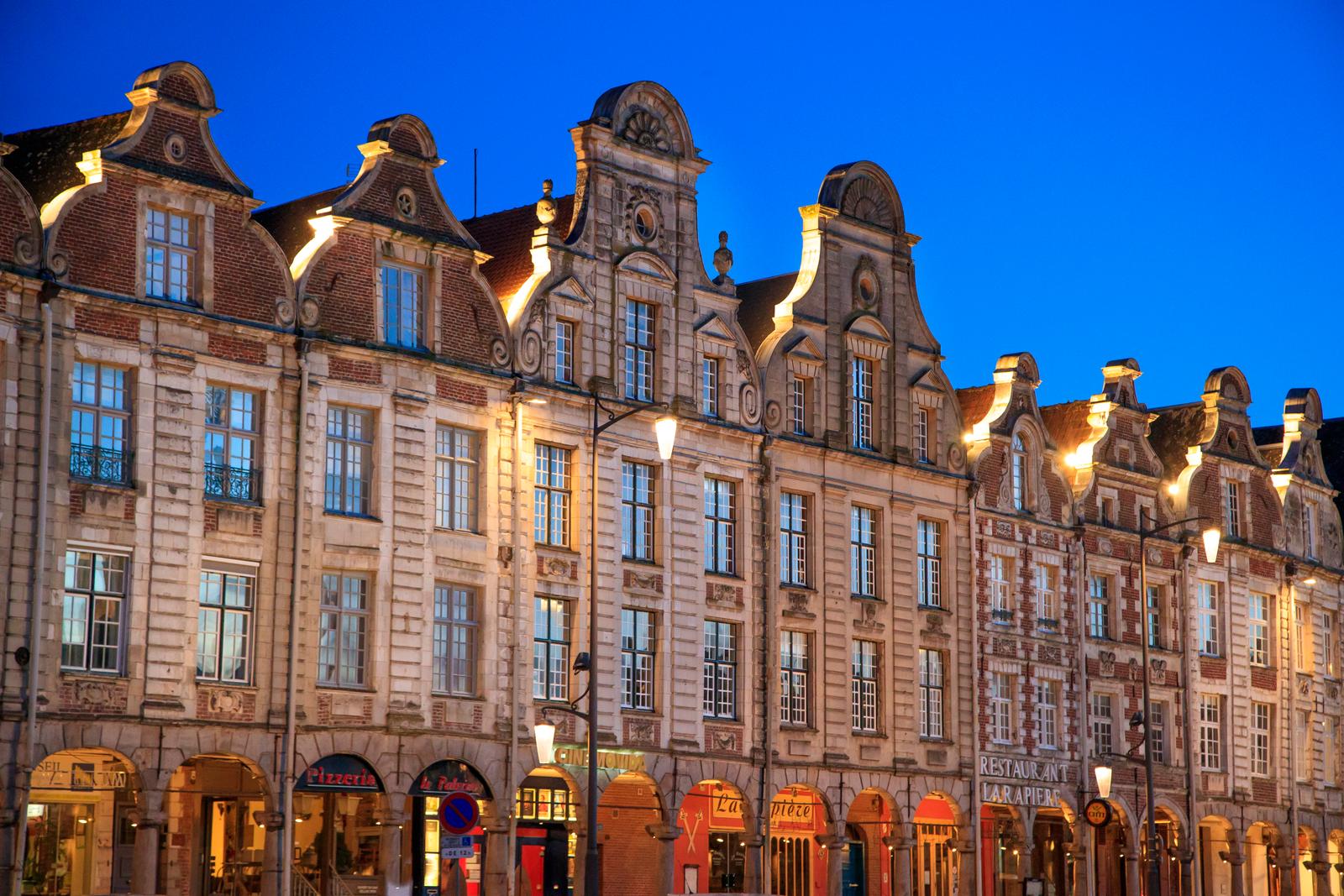 Arras : façades de la Grand Place, architecture flamande
