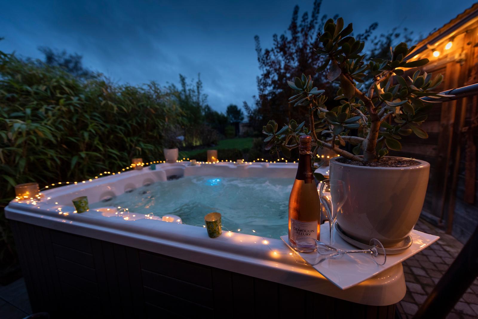 Mérignies : la parenthèse florale - le jacuzzi à la nuit tombée