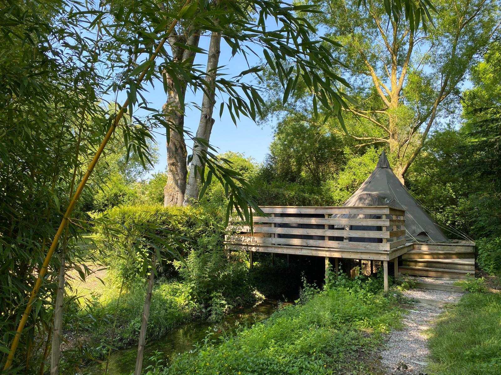 Bresles : camping de la Trye, tipi sur pilotis 02