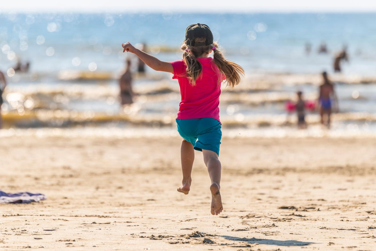 Quend-Plage : fillette sautant sur la plage