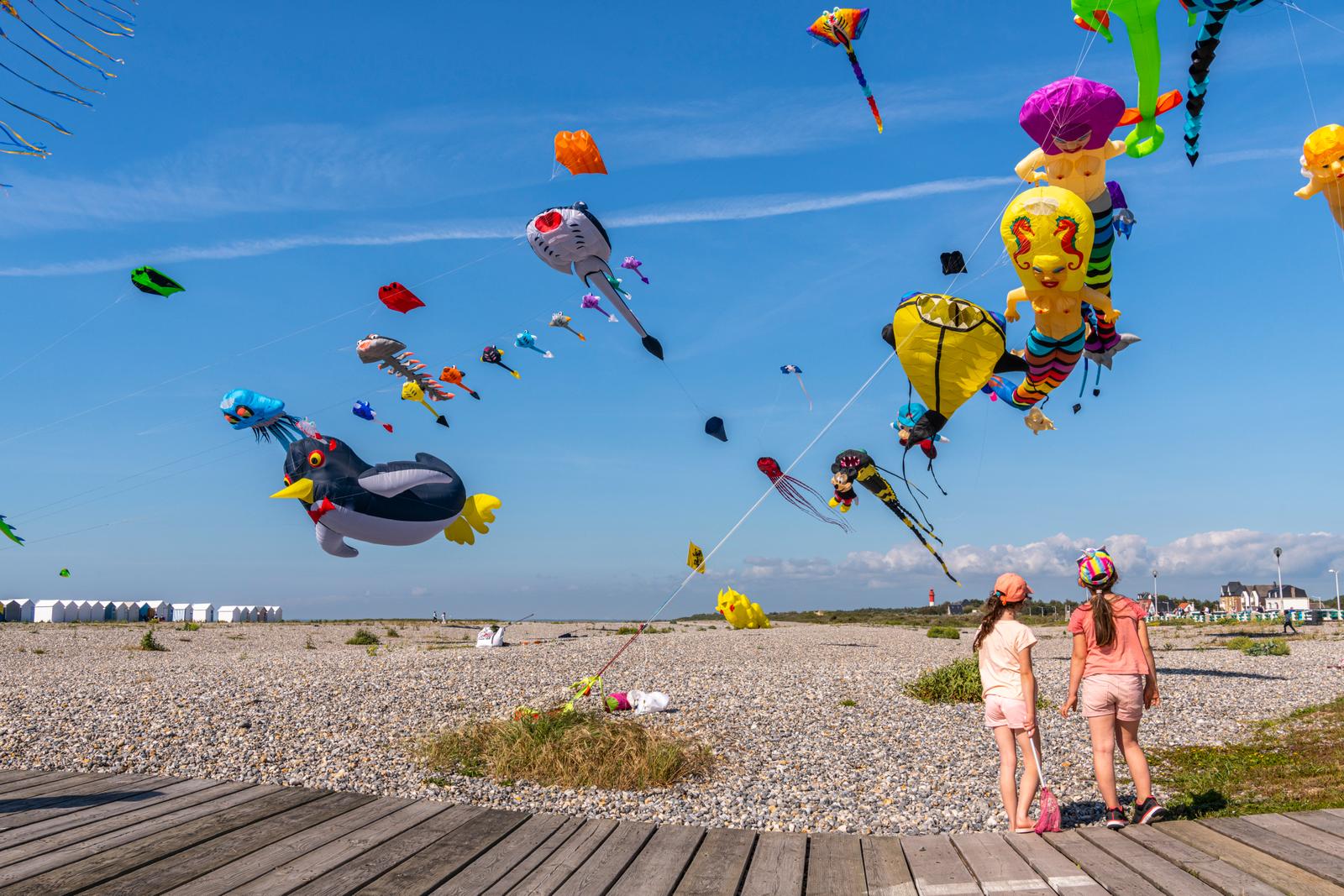 Cayeux-sur-Mer : fillettes regardant les cerfs-volants