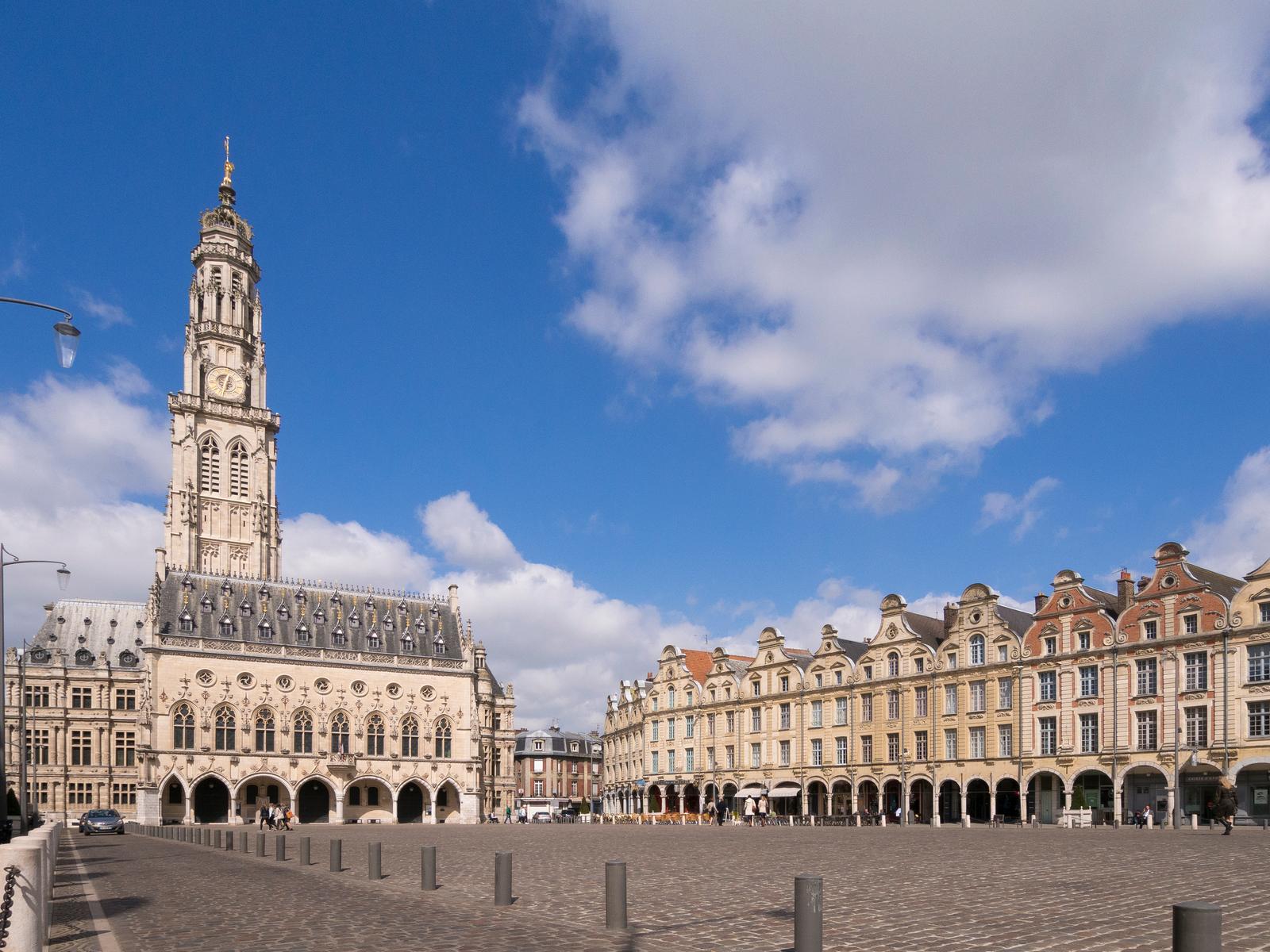 Arras : beffroi et hôtel de ville sur la grand place