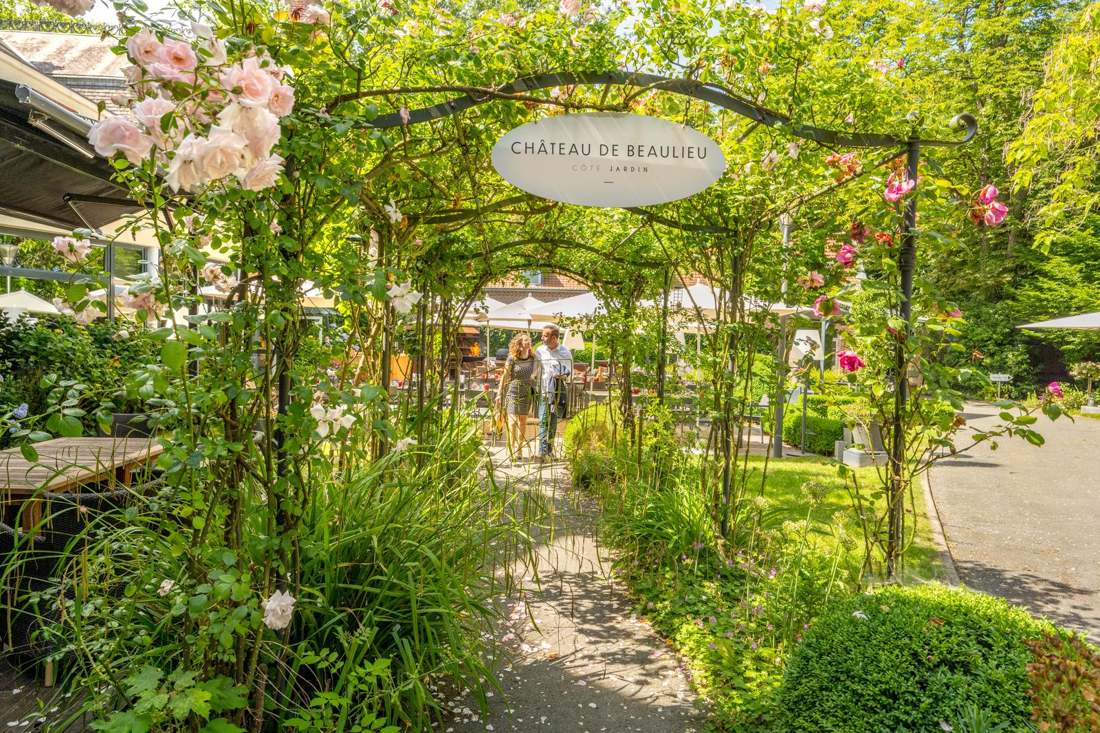 Busnes : le château de Beaulieu - couple au jardin