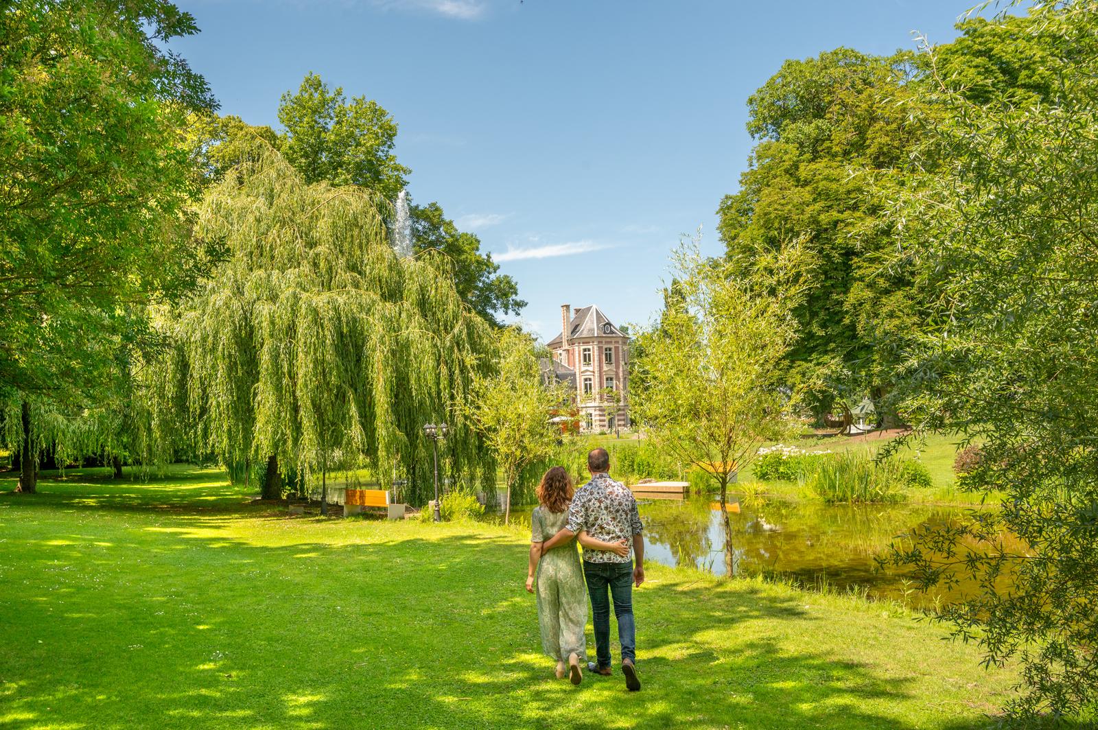 Busnes : le château de Beaulieu - couple au jardin 06