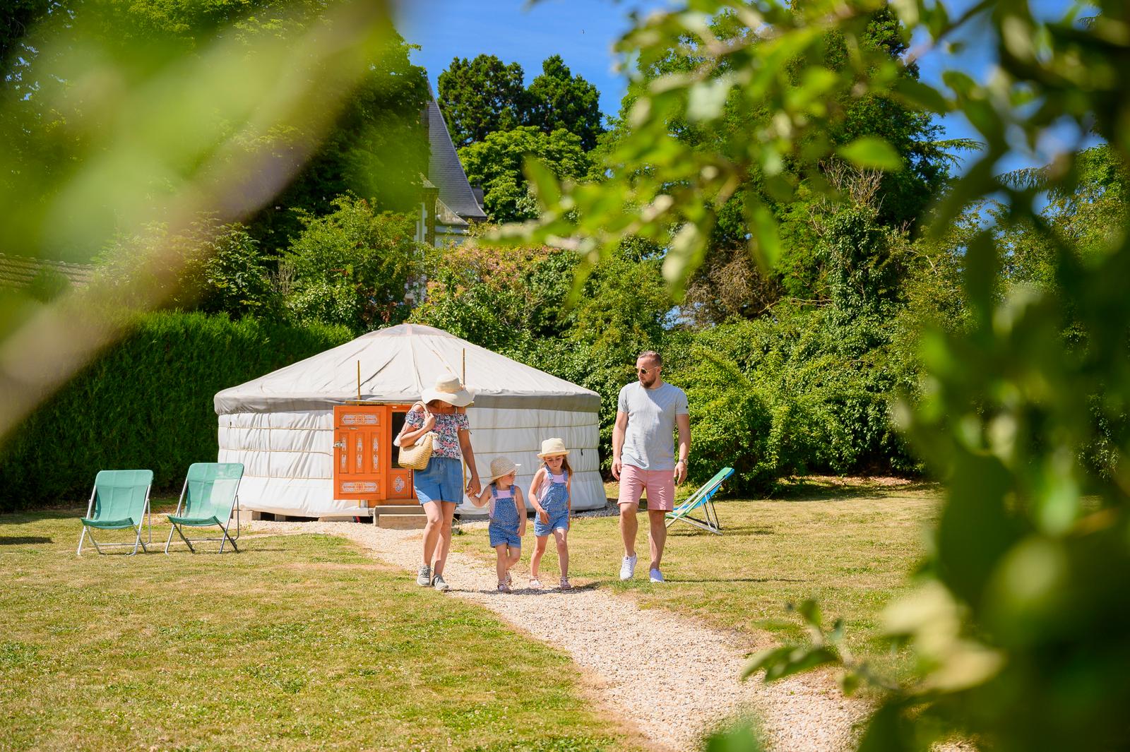 Trie-Château : le village des templiers, famille en été en yourte 11