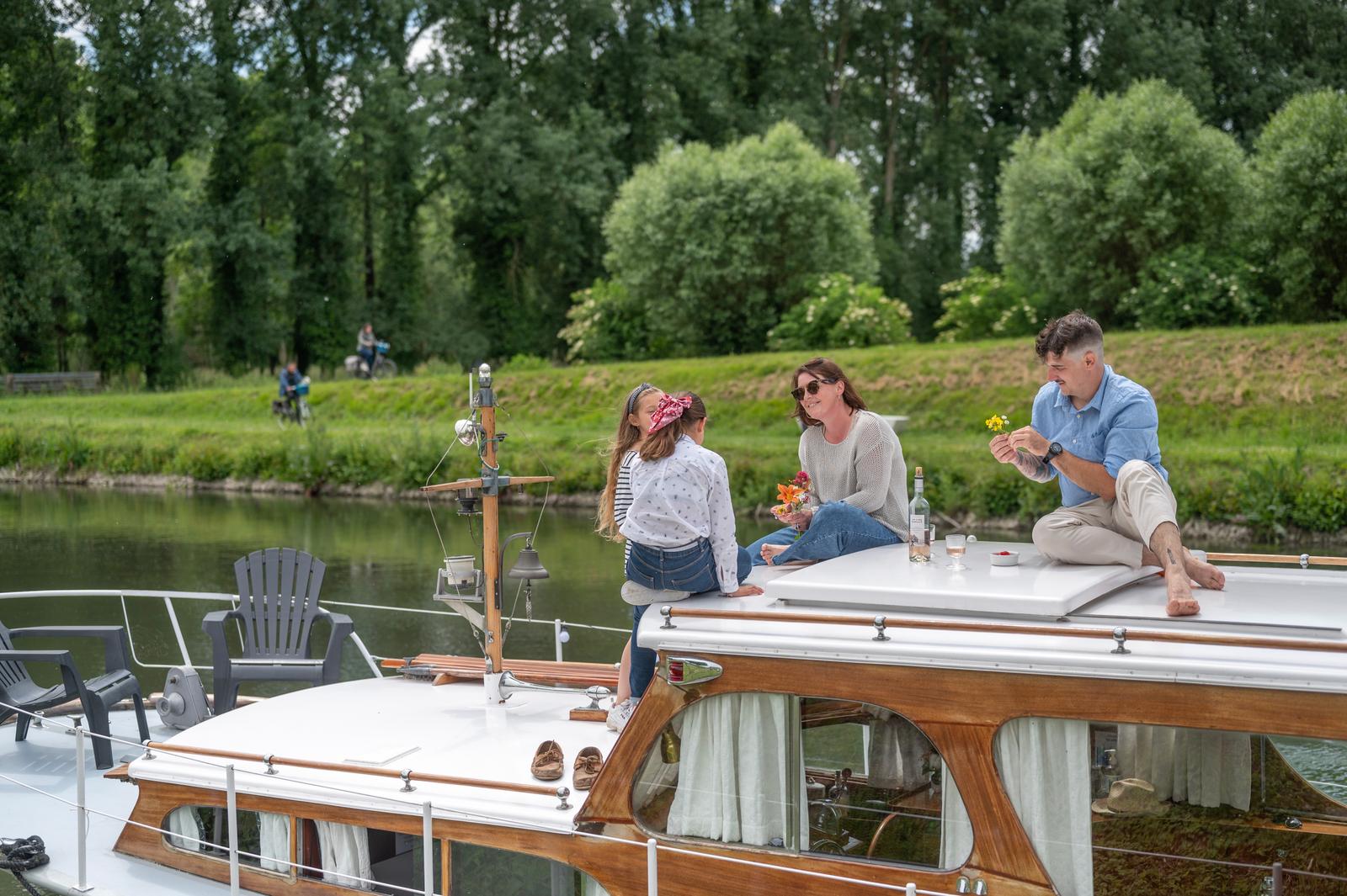 Eaucourt-sur-Somme : hébergement insolite bateau Sealov 23