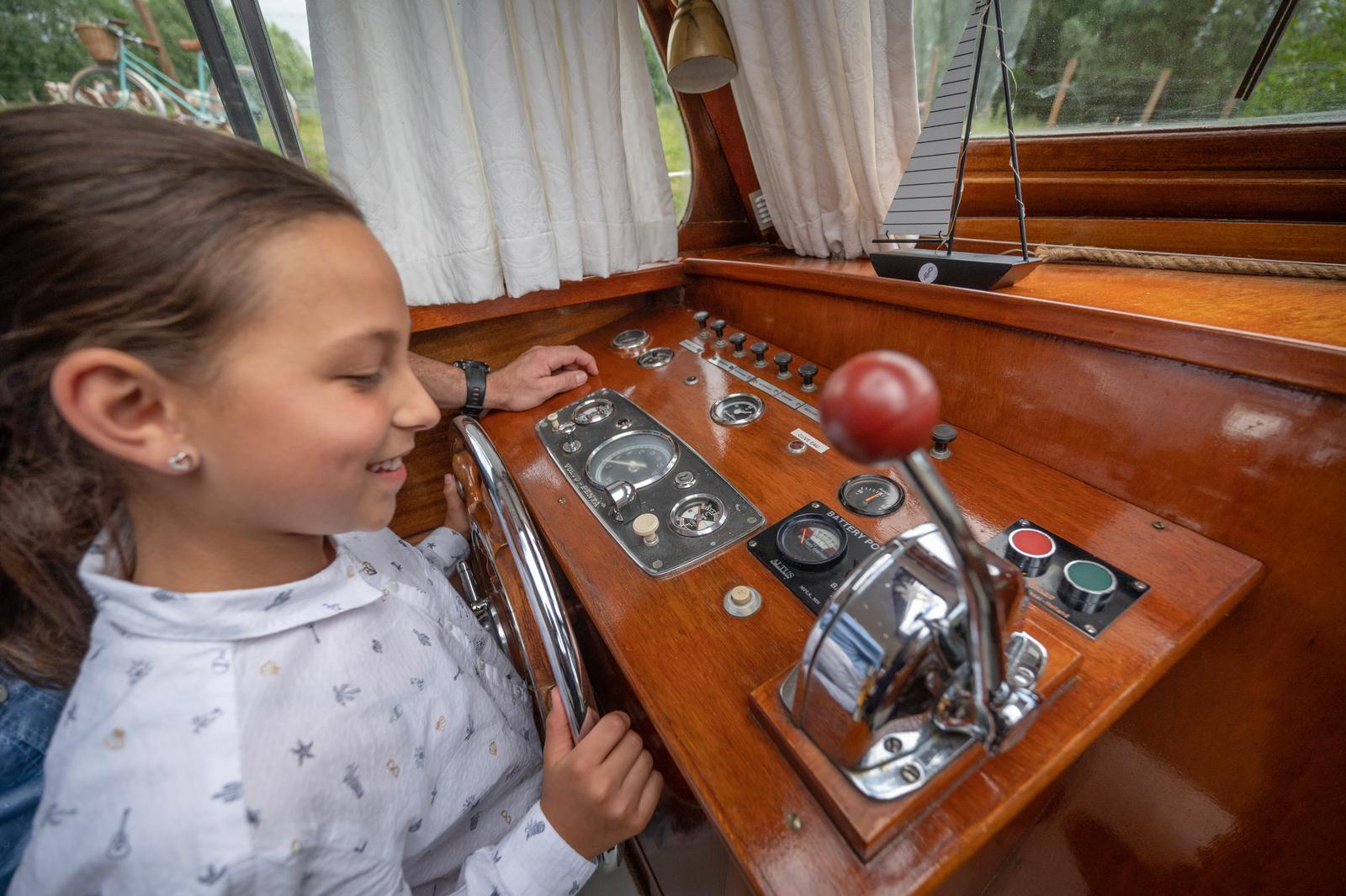 Eaucourt-sur-Somme : hébergement insolite bateau Sealov 26