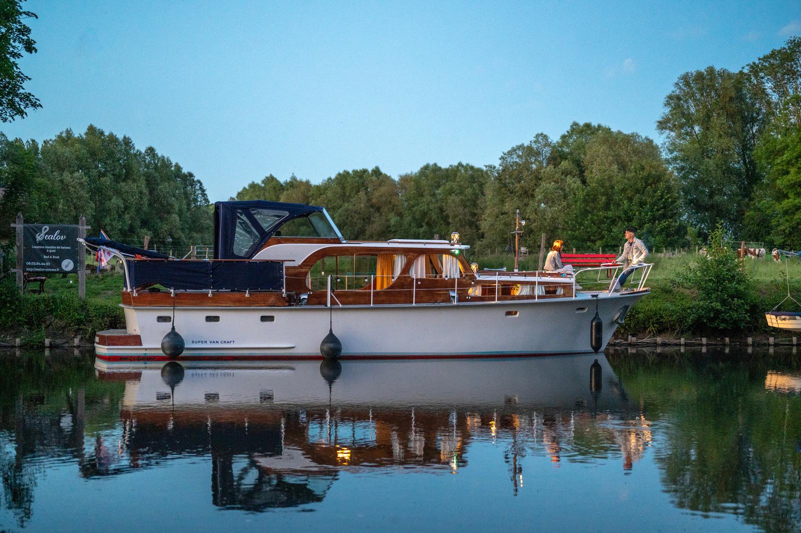 Eaucourt-sur-Somme : hébergement insolite bateau Sealov 52