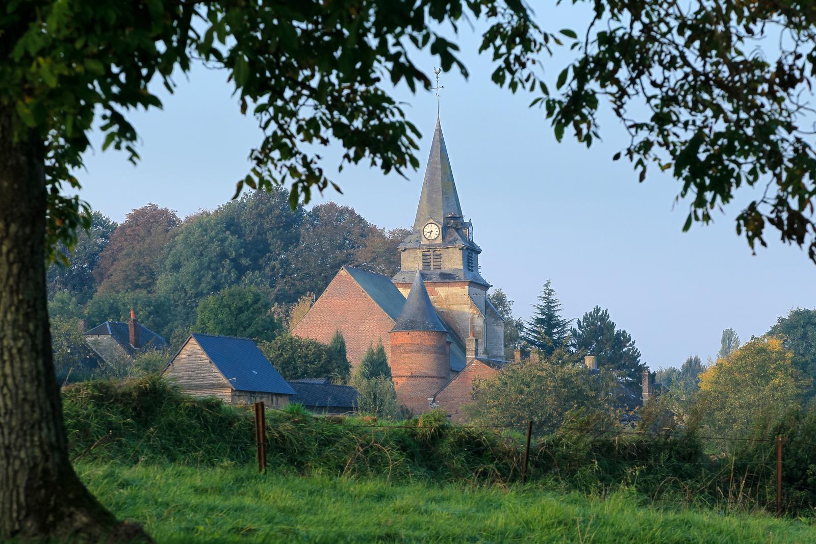 Nampcelles-la-Cour : église fortifiée Saint Martin