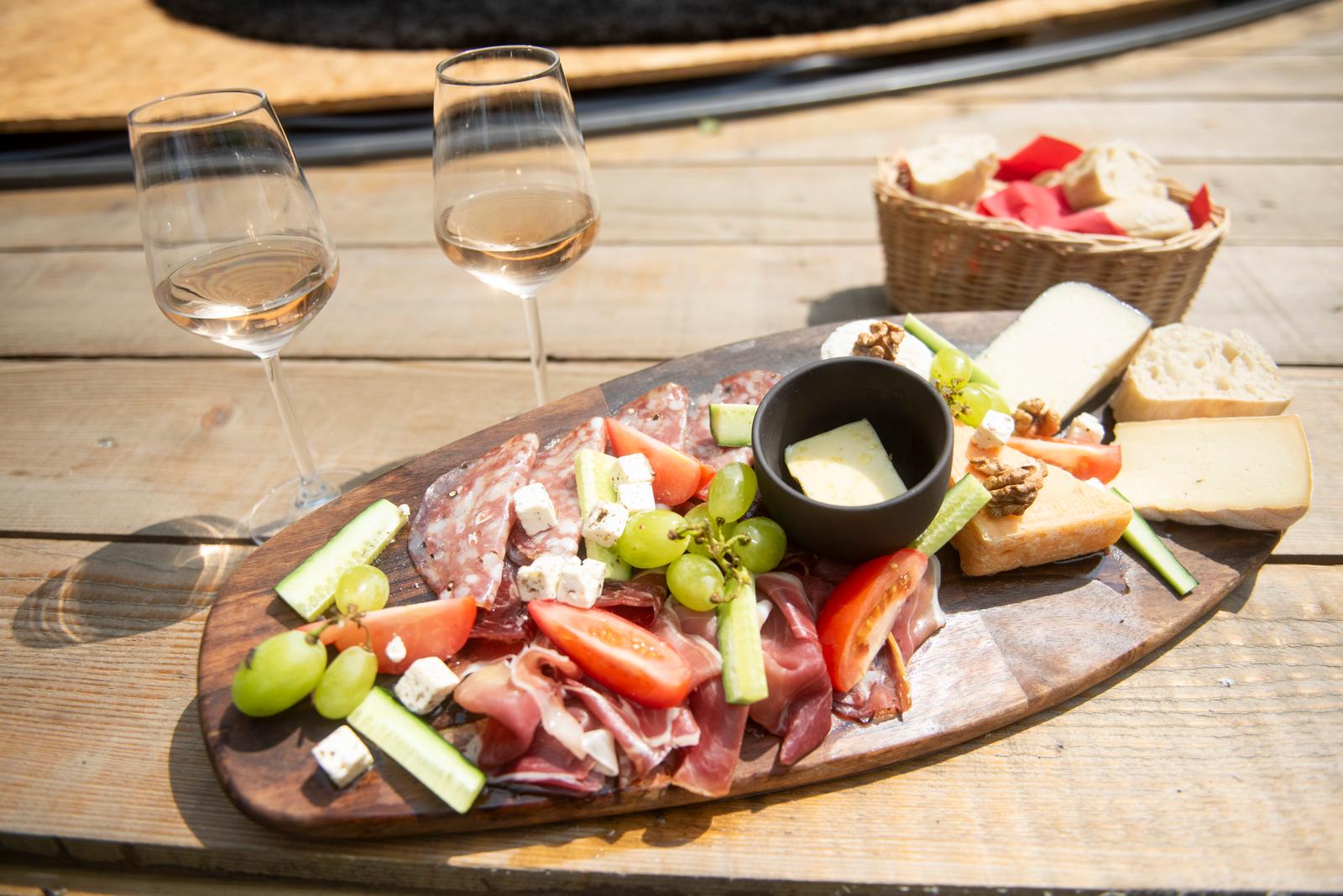 Etréaupont : planche apéritive et vin au domaine des Foulons 02