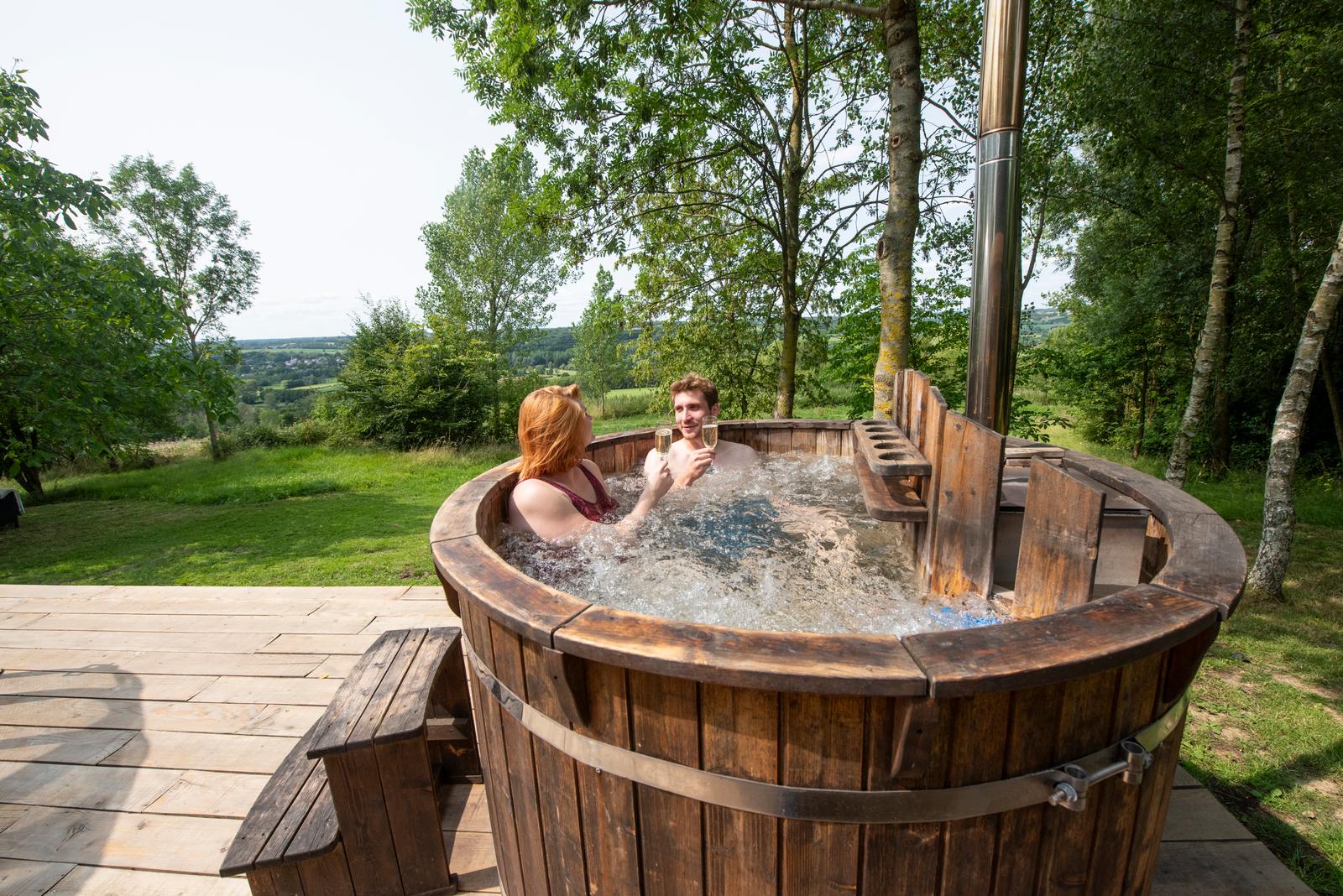 Etréaupont : couple dans le bain nordique du domaine des Foulons 01