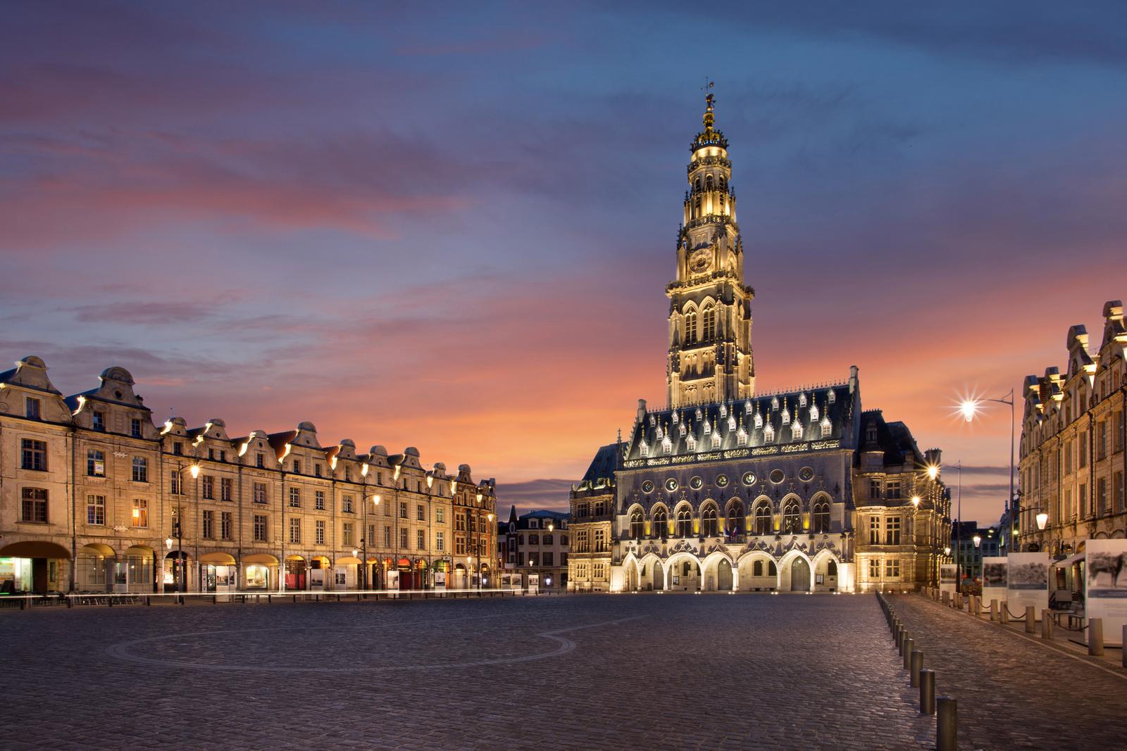 Arras : place et beffroi à la nuit tombée _ Depositphotos_71389463_xl-2015