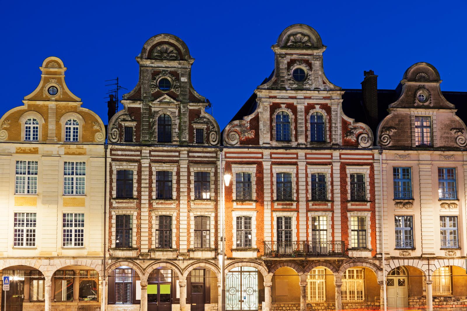 Arras : façades de maisons sur la place _ iStock-511212452