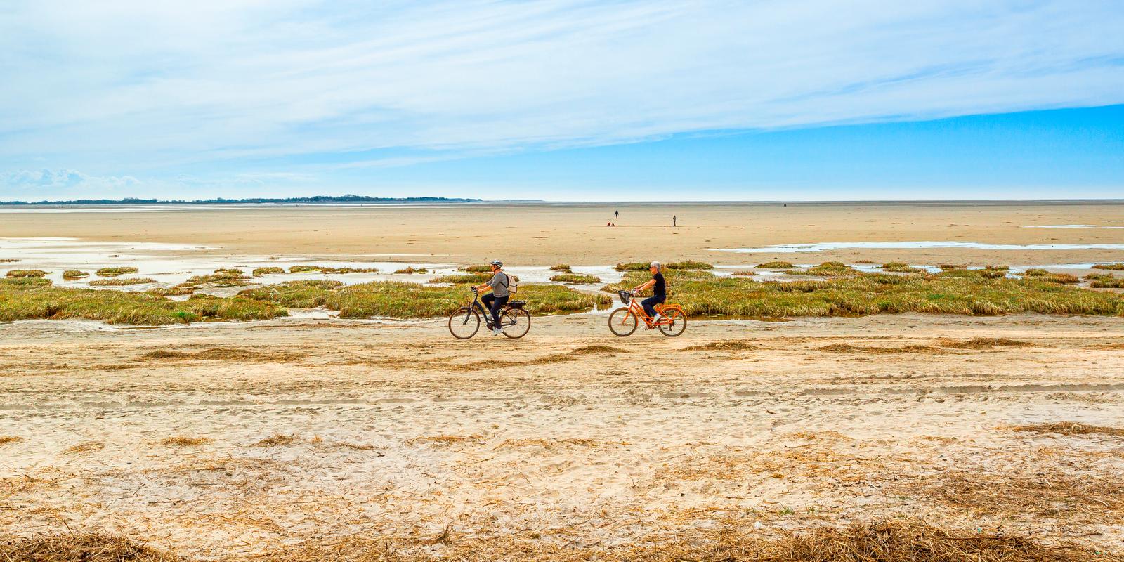 Le Crotoy : cyclistes sur la plage