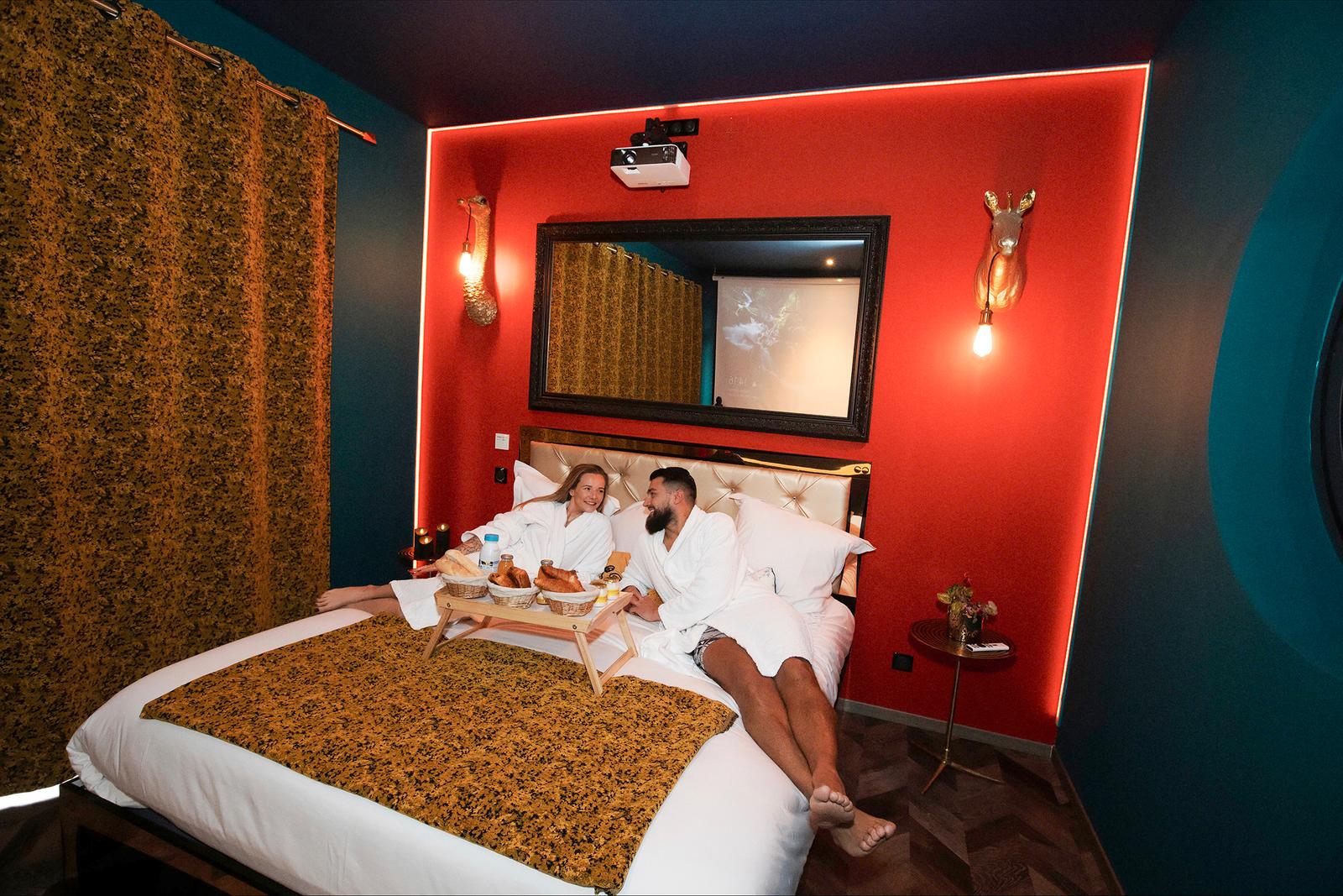 Etaing : le Boudoir de Montmartre, couple dans la chambre