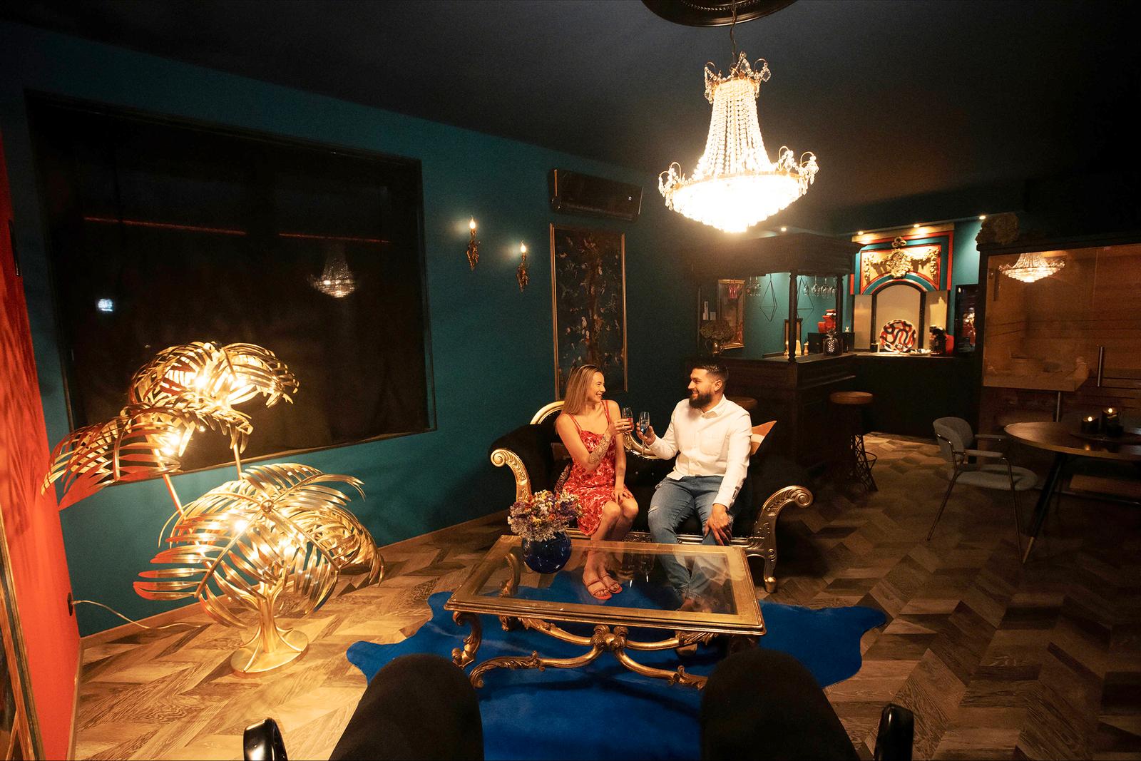 Etaing : le Boudoir de Montmartre, couple prenant l'apéritif 03