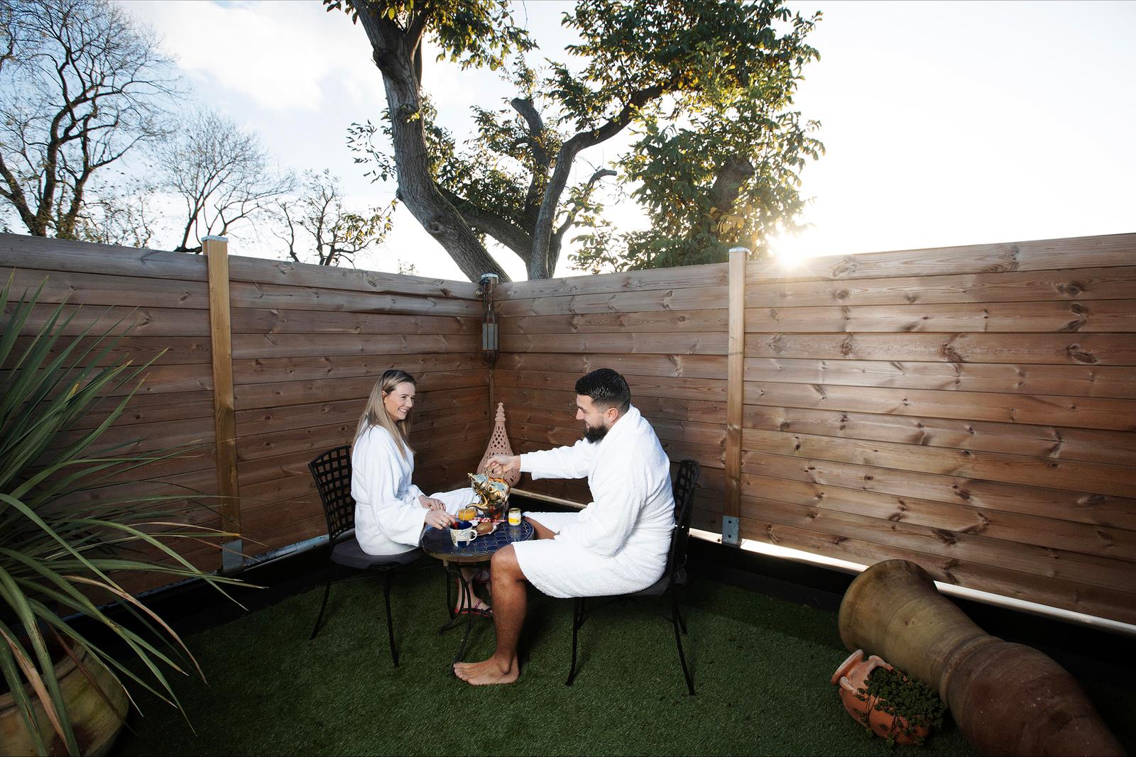 Etaing : le Riad, couple prenant le thé sur la terrasse 