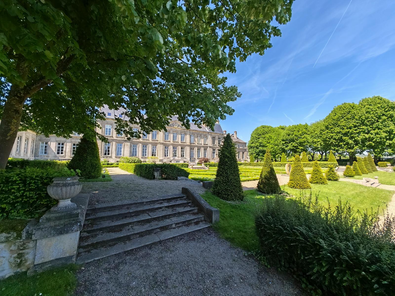 Soissons : la mairie et ses jardins 02