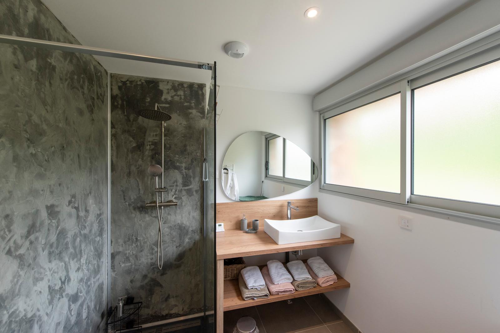 Maresches : salle de bain du gîte "Bouton d'or" 