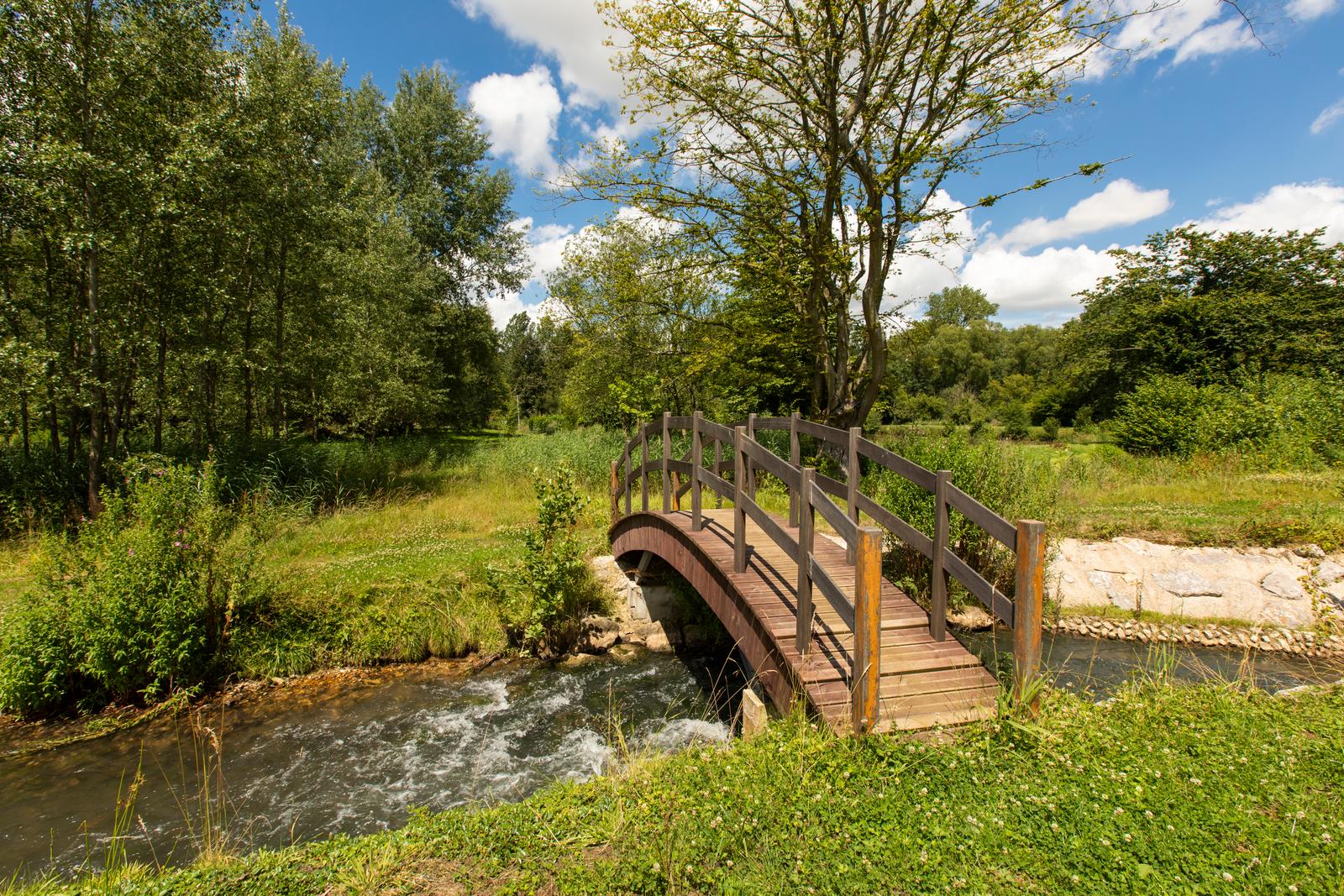 Estrée-Wamin : cours d'eau dans la campagne près du gîte Le Moulin Sainte-Marie 04