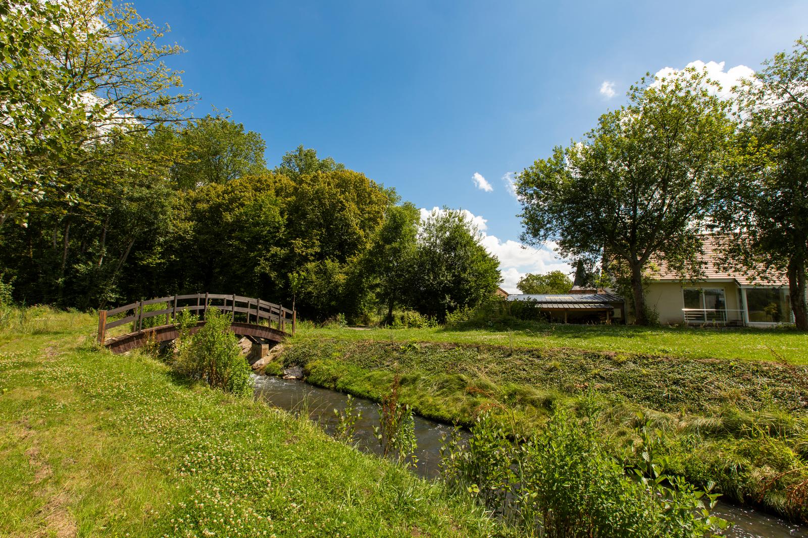 Estrée-Wamin : cours d'eau dans la campagne près du gîte Le Moulin Sainte-Marie 01