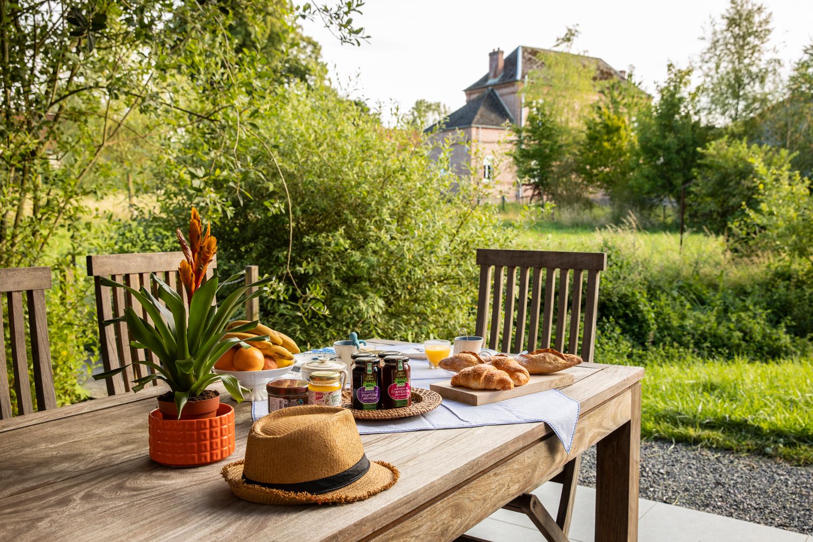 Estrée-Wamin : table de petit-déjeuner sur la terrasse du Moulin Sainte-Marie 01