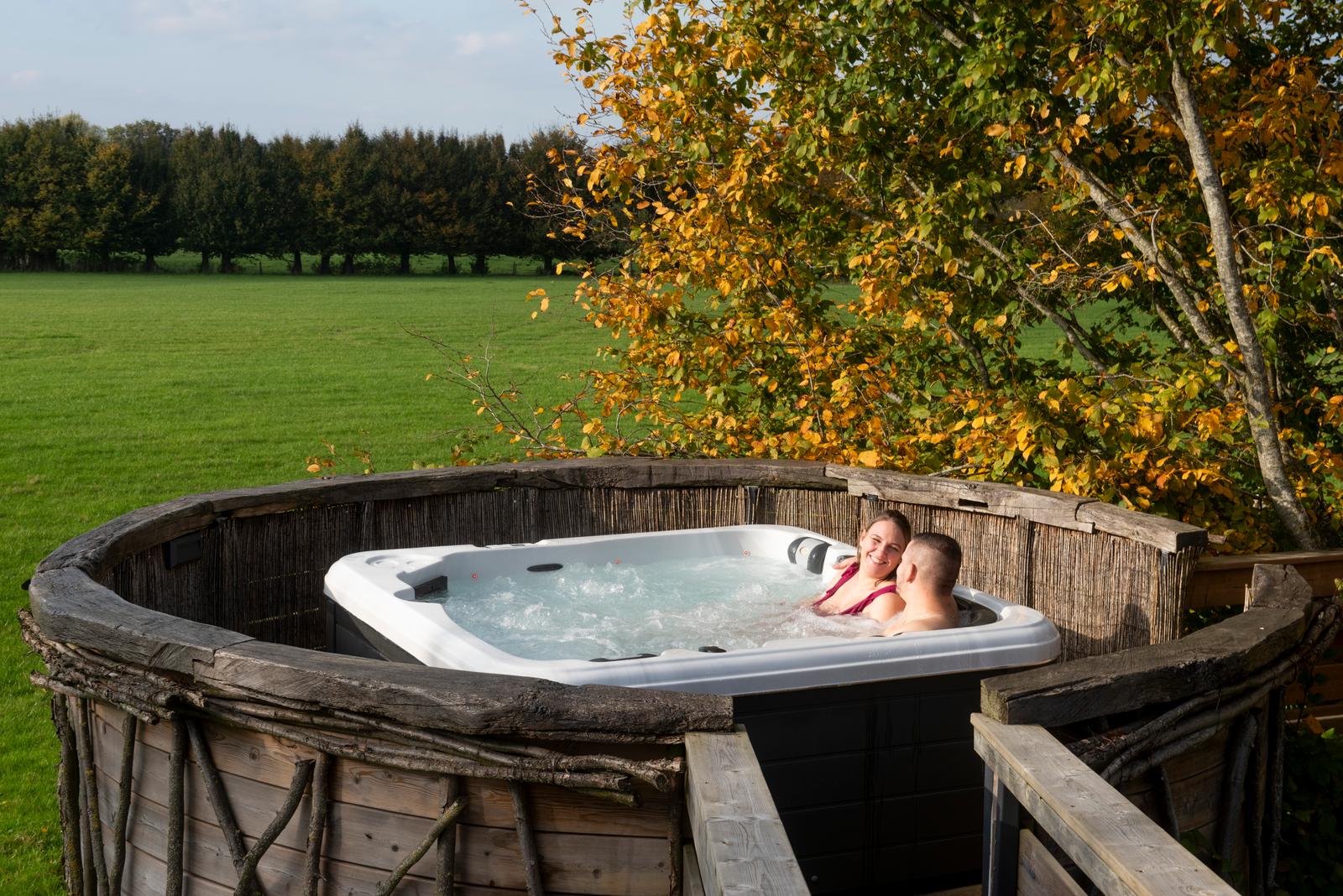 Dompierre-sur-Helpe : couple au spa de la cabane des charmilles 02