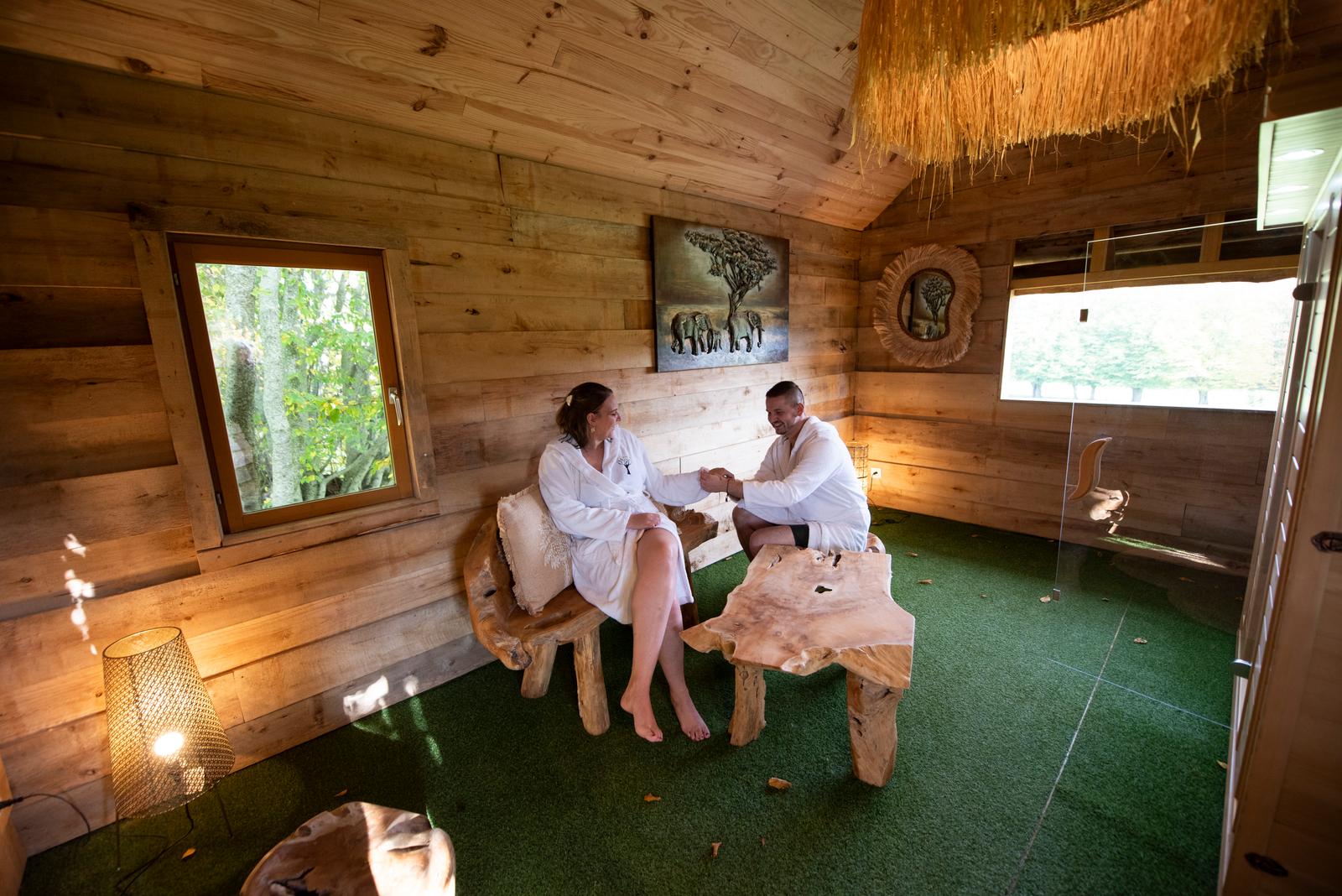 Dompierre-sur-Helpe : couple au sauna de la cabane des charmilles 01