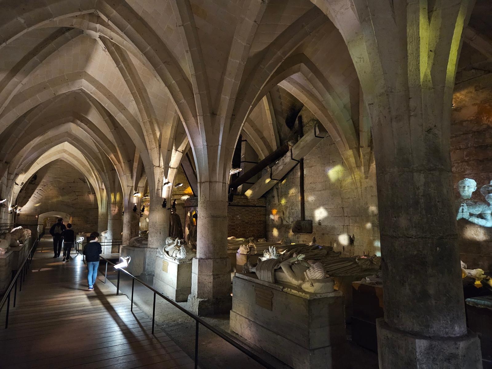 Pierrefonds : le château, vue intérieure 06