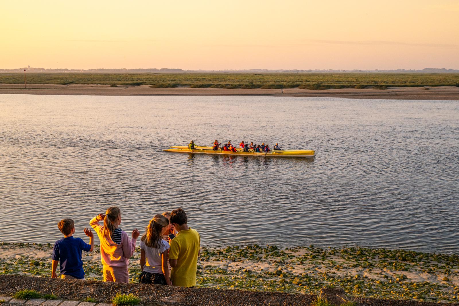 Saint-Valery-sur-Somme : enfants regardant passer un canoë